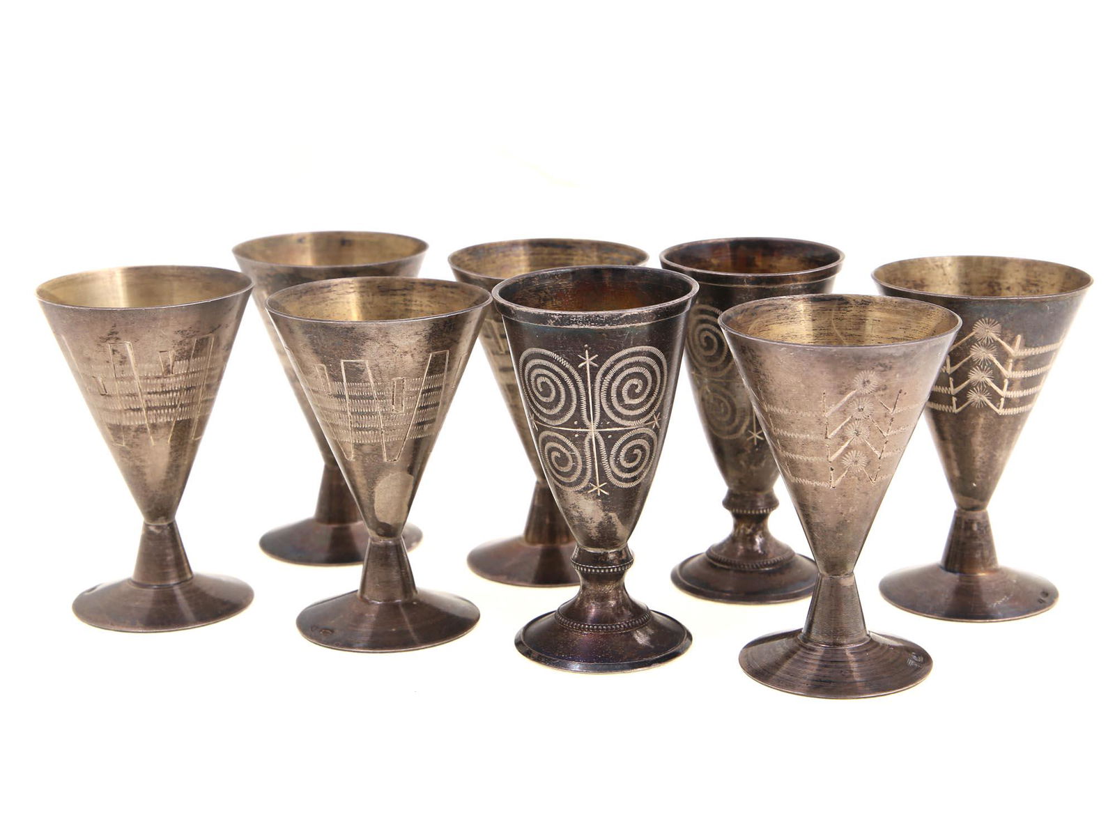 A SET OF RUSSIAN SOVIET SILVER VODKA SHOT CUPS (1 of 7)