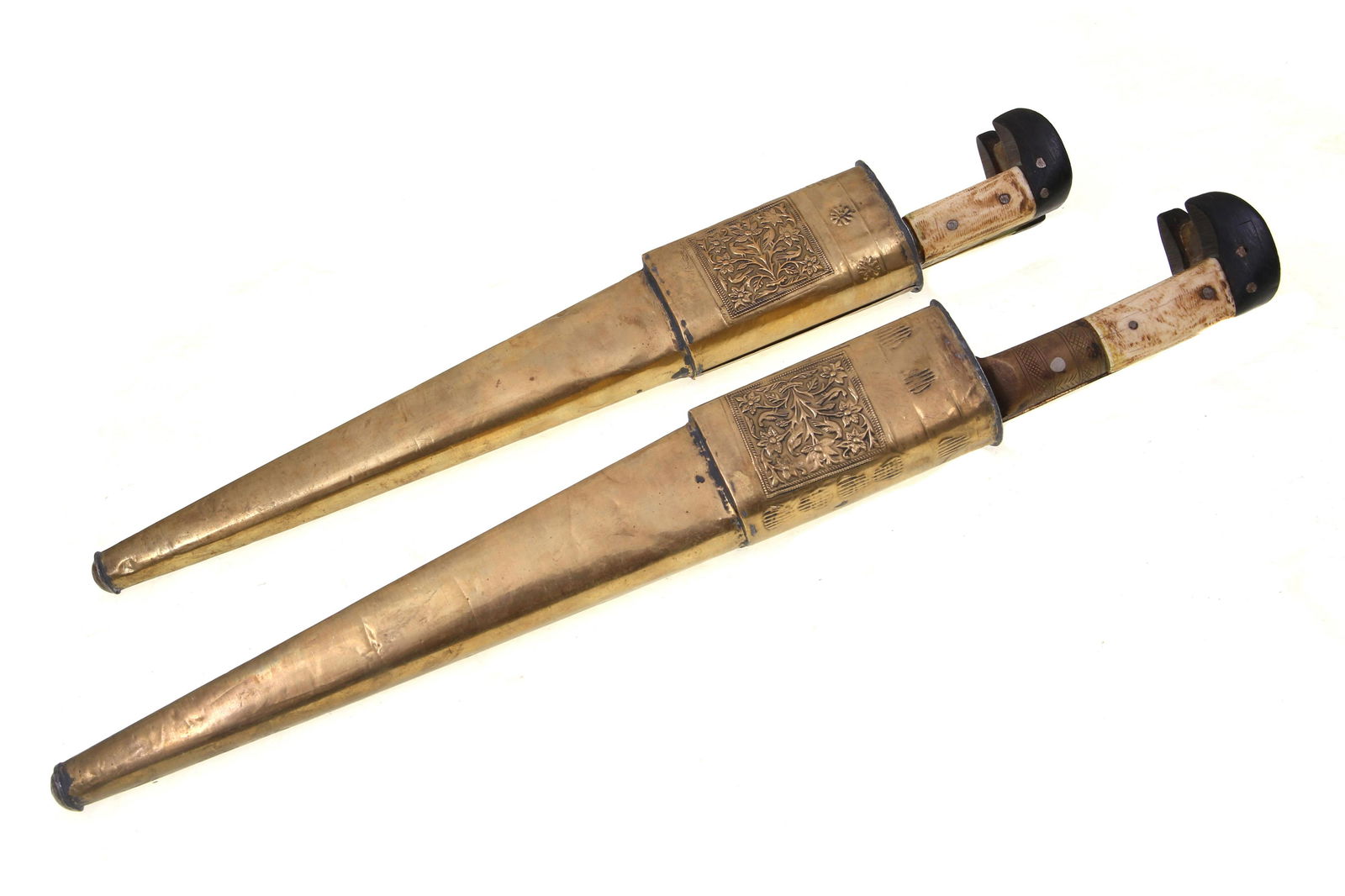 A MATCHING PAIR OF AFGHAN PASHTUN DAGGER KNIVES (1 of 7)