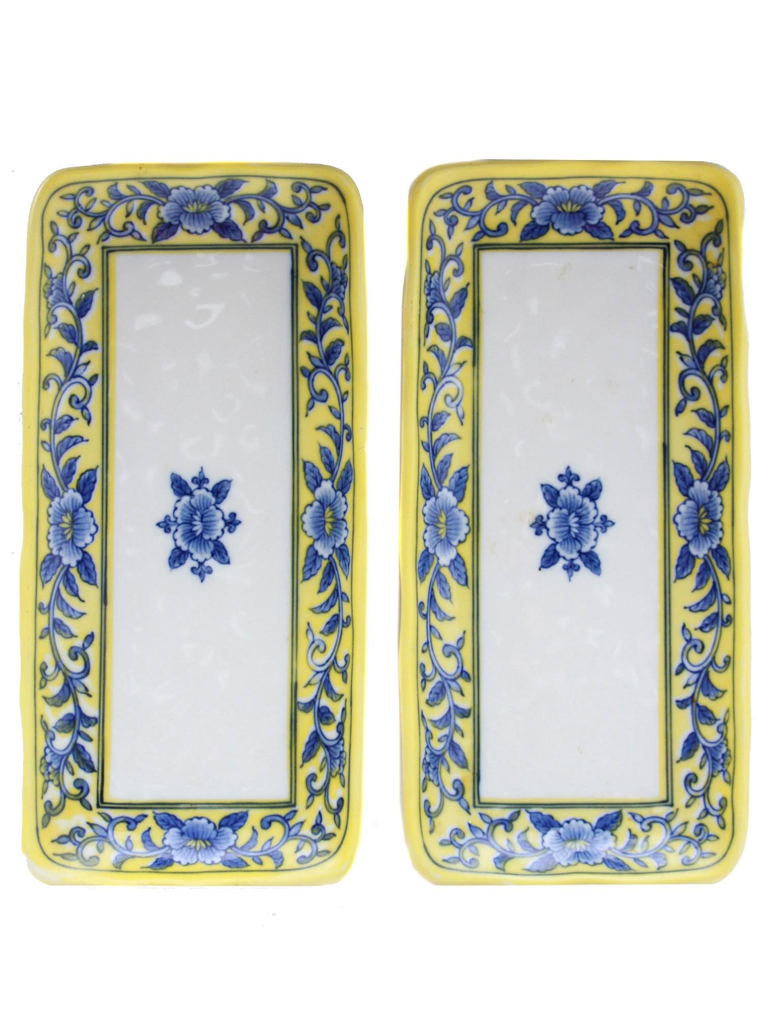 A PAIR OF VINTAGE CHINESE PORCELAIN PLATES (1 of 6)