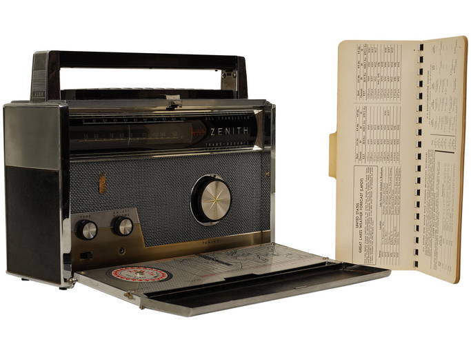 A VINTAGE ZENITH TRANSOCEANIC PORTABLE RADIO (0382) on Dec 11, 2021