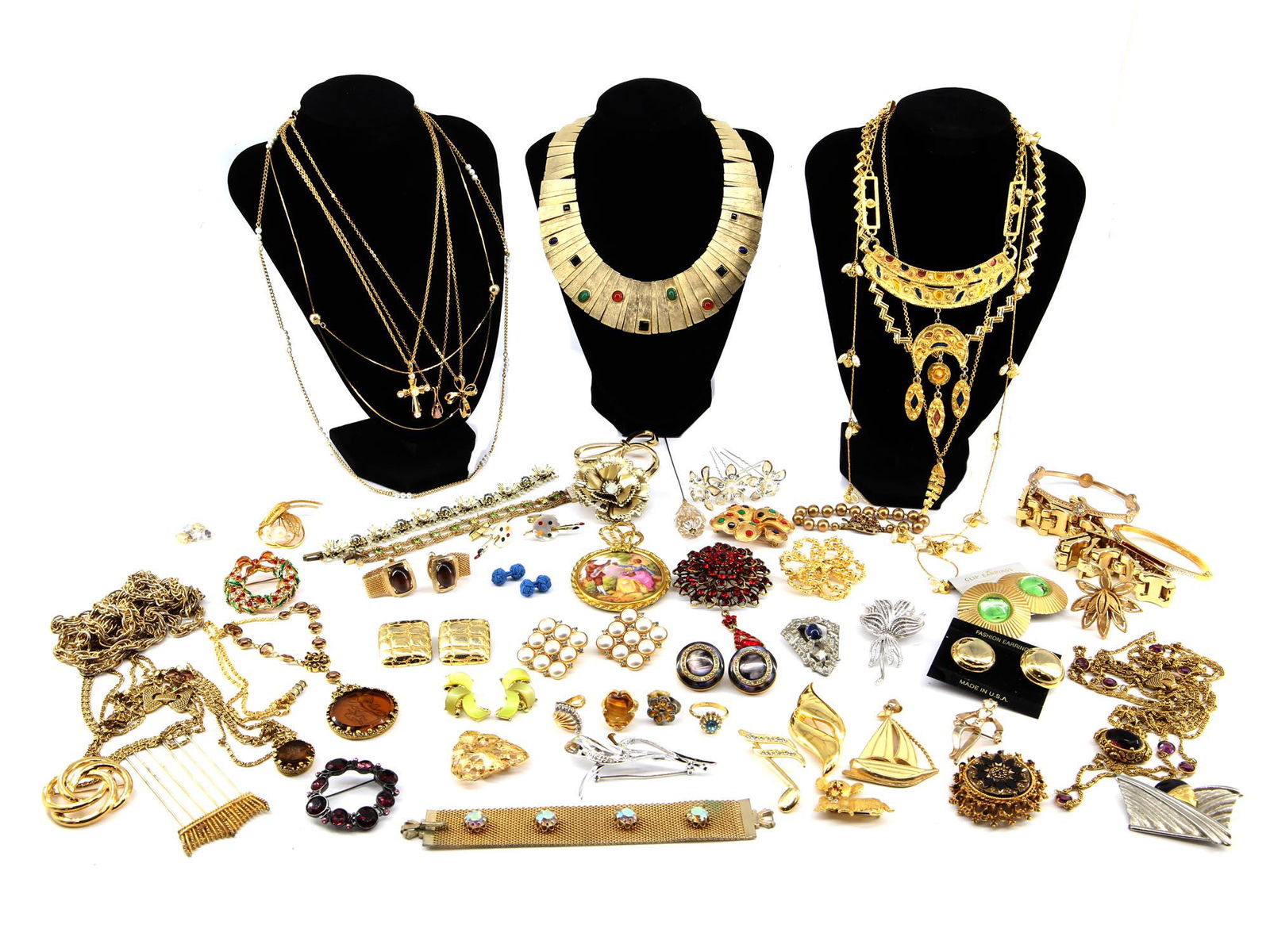 A LARGE COLLECTION OF VINTAGE COSTUME JEWELRY (1 of 12)