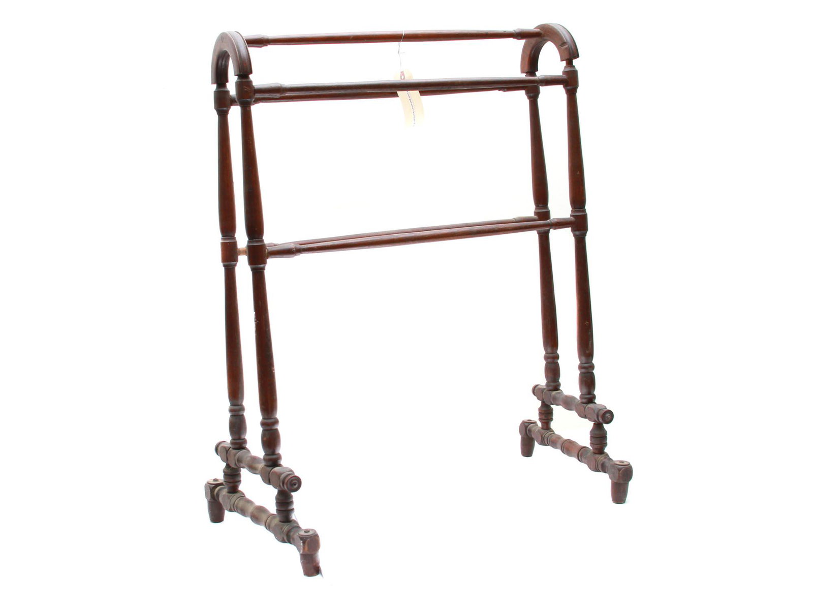 AN EARLY 20TH EDWARDIAN WOODEN BLANKET RACK STAND: An early 20th century Edwardian beautiful wooden blanket rank stand with carved legs and hangers. Dimensions: 31 1/4 x 13 1/2 x 23 in.