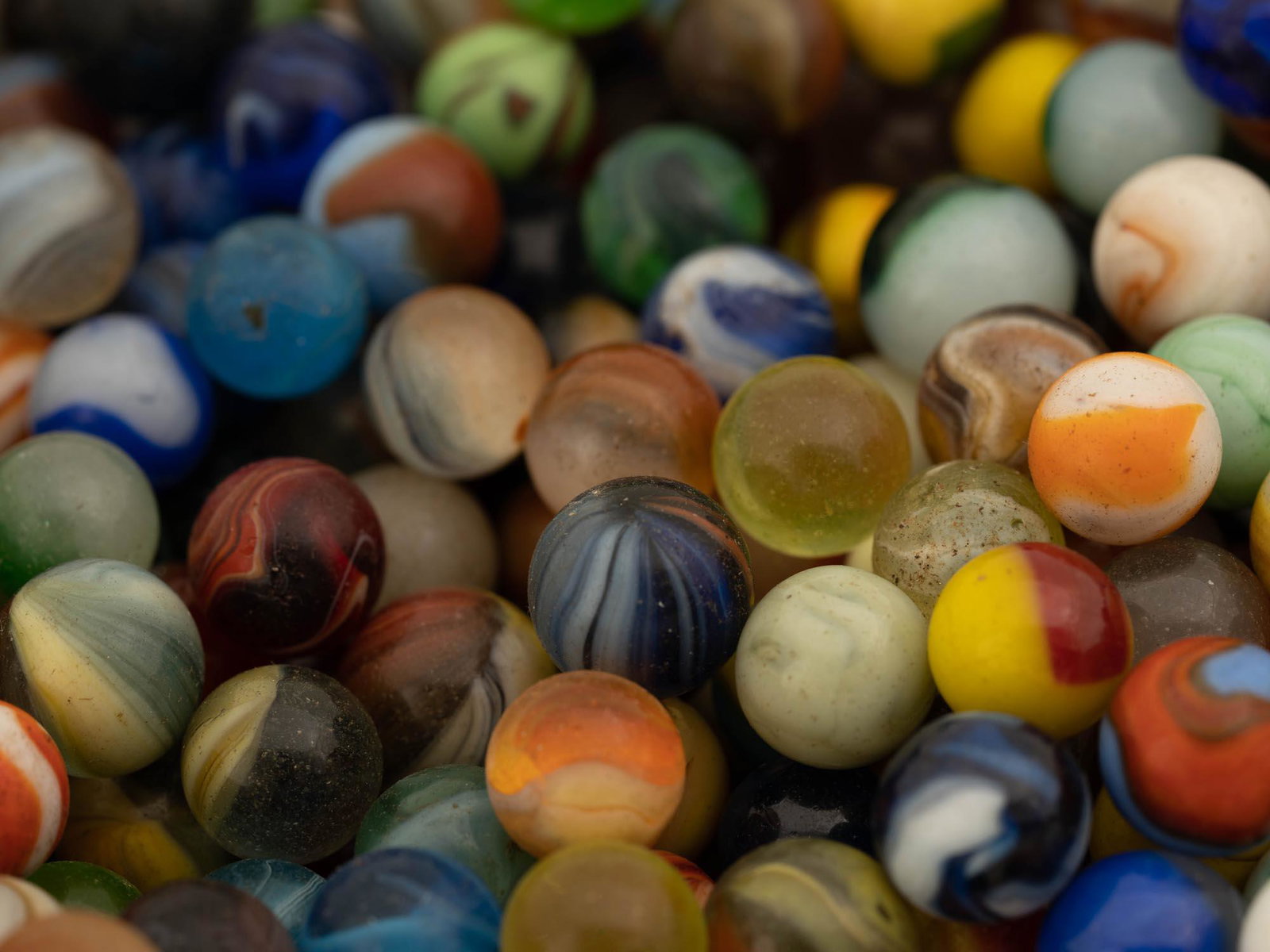 A LOT OF VINTAGE HANDMADE GLASS MARBLES BEADS (1 of 2)