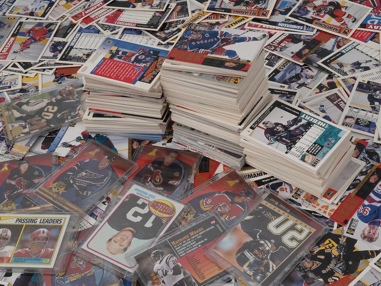 VINTAGE AMERICAN HOCKEY AND BASEBALL PLAYER CARDS (1 of 5)