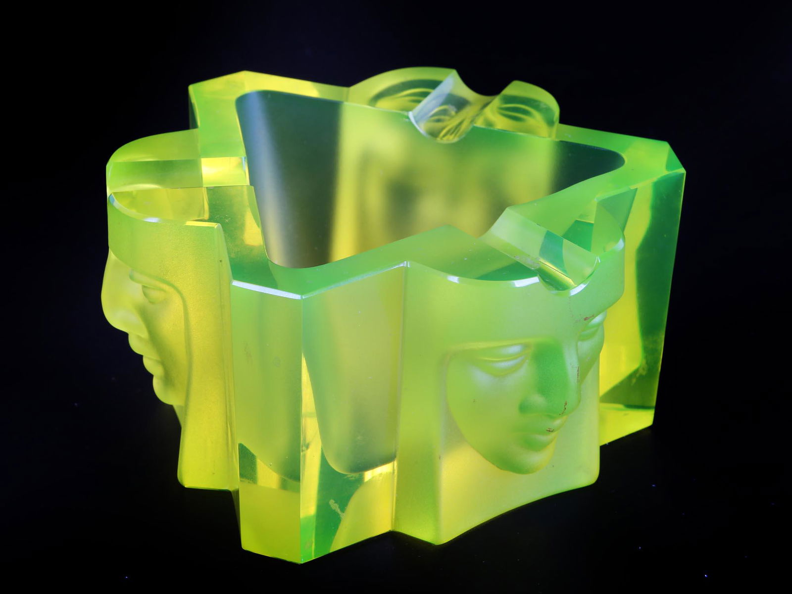 TOM BOHEMIA VINTAGE CZECH GLASS ART ASHTRAY (1 of 5)