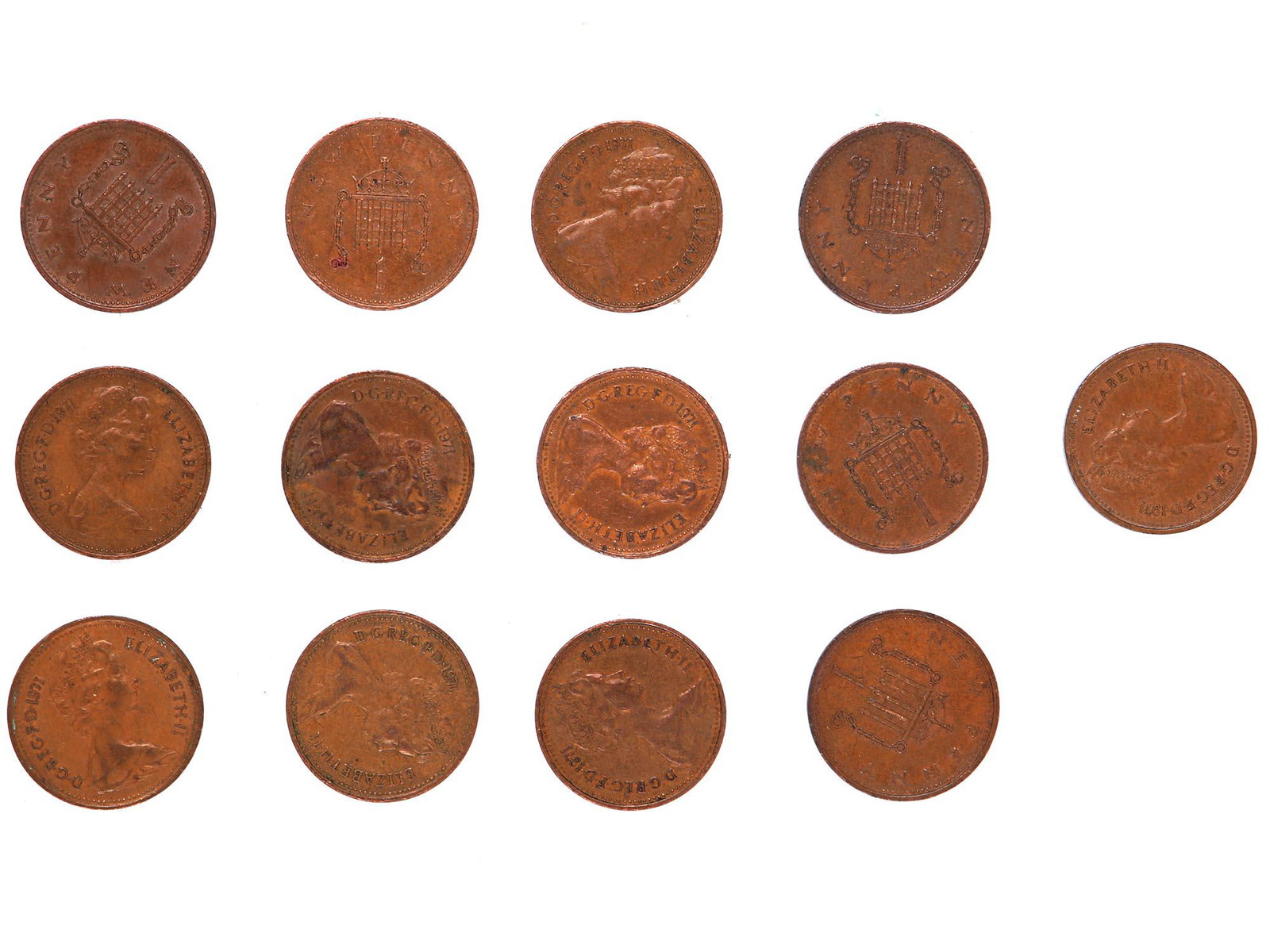 UNITED KINGDOM 1 NEW PENNY 1971 BRONZE COINS: A collection of thirteen vintage Great Britain 1 New Penny coins. The obverse contains a bust portrait of Her Majesty Queen Elizabeth II facing right. Vintage Collectible Numismatics And Exonumia. Dim