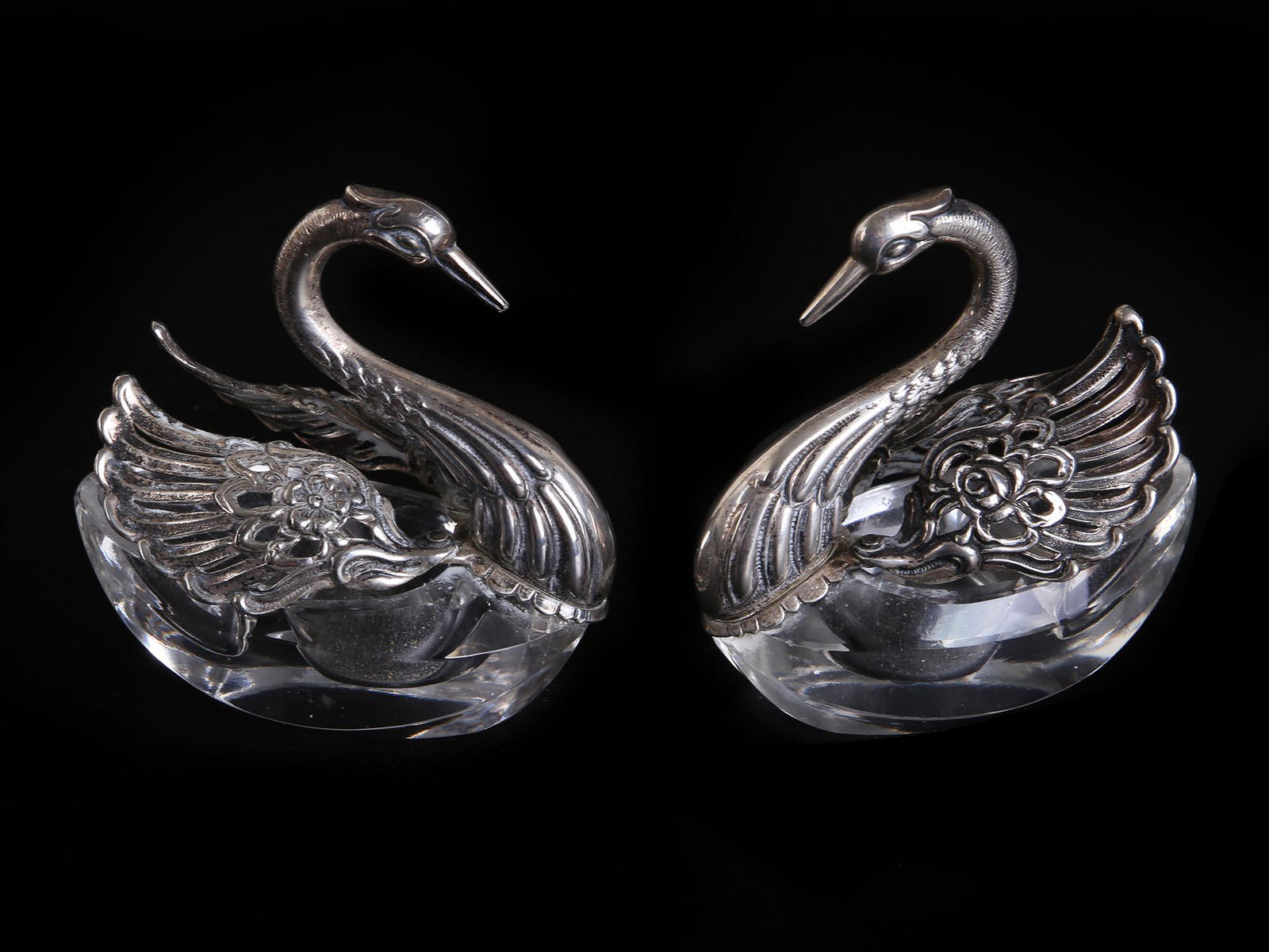 VINTAGE SWAN SILVER PLATE CRYSTAL SALT CELLARS (1 of 6)