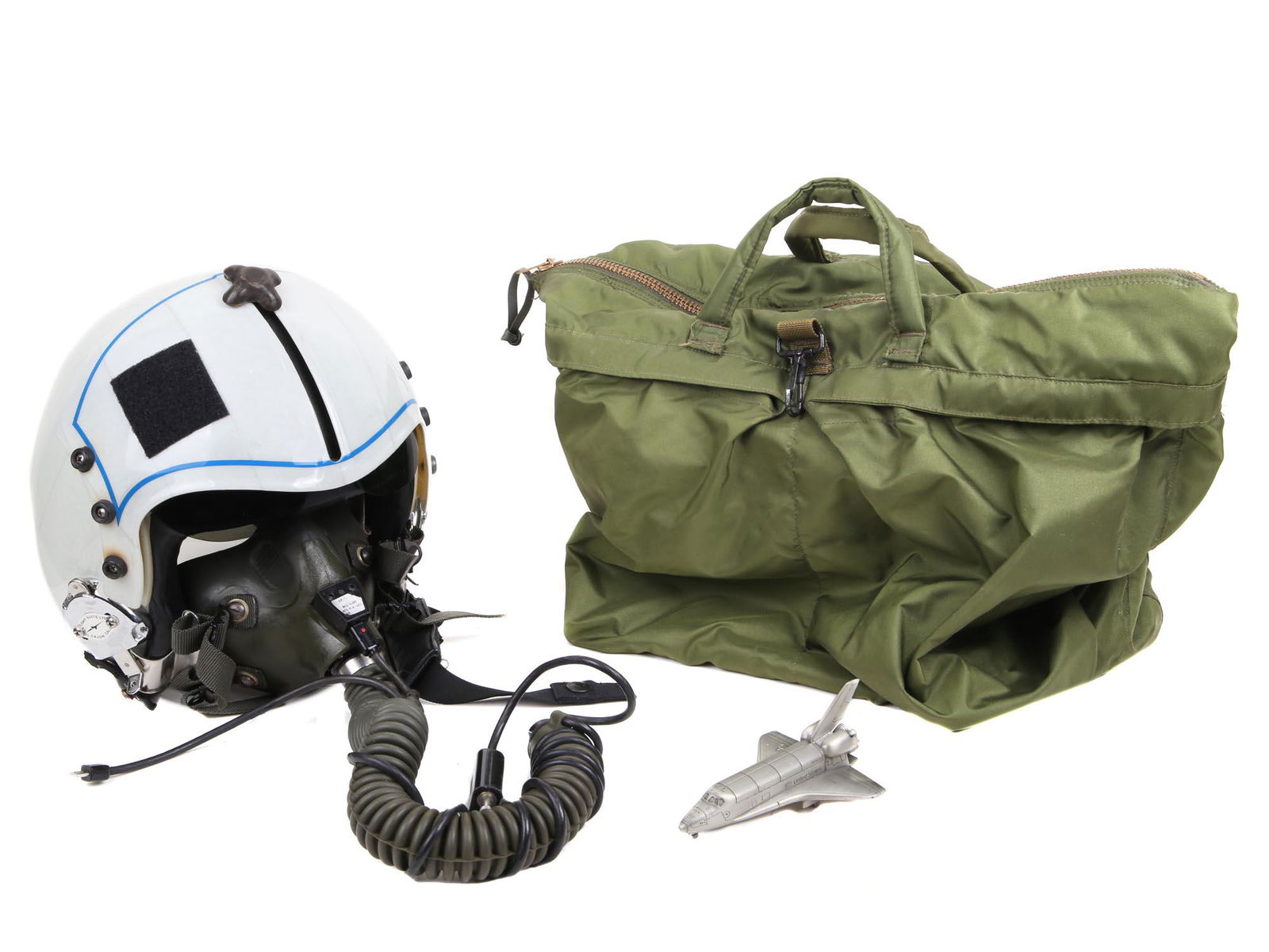 A VINTAGE PILOT'S HELMET WITH A MILITARY BAG (1 of 8)