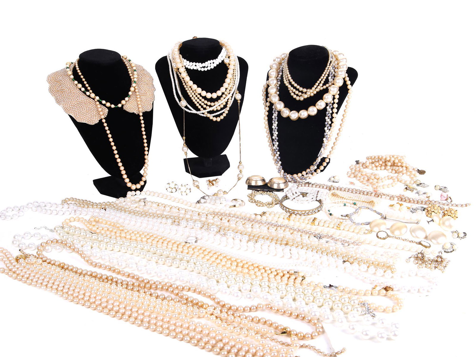 A LARGE LOT OF RETRO AND VINTAGE PEARL JEWELRY: A wonderful collection of retro and vintage pearl jewelry. Includes necklaces, beads, earrings, bracelets, etc. Collectible vintage retro jewelry for women. Dimensions: N/A
