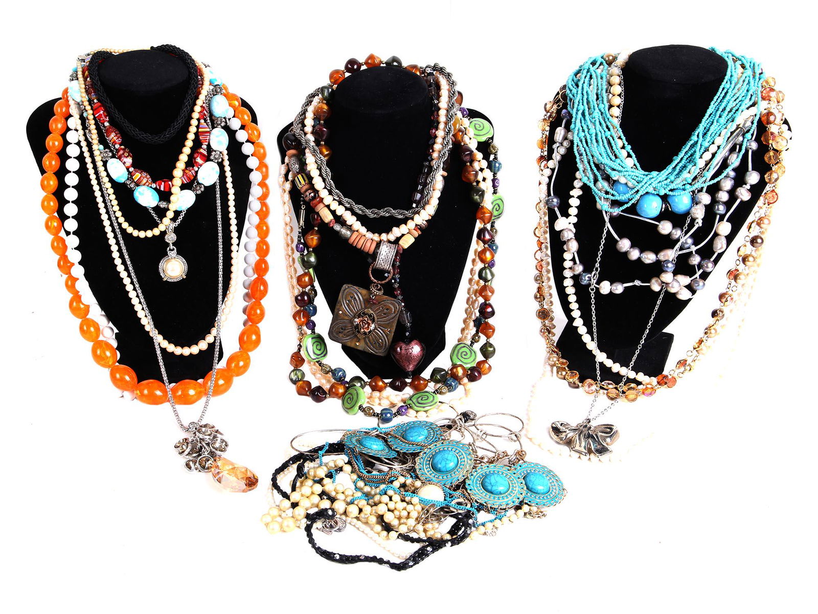 A LARGE COLLECTION OF COSTUME JEWELRY NECKLACES (1 of 6)
