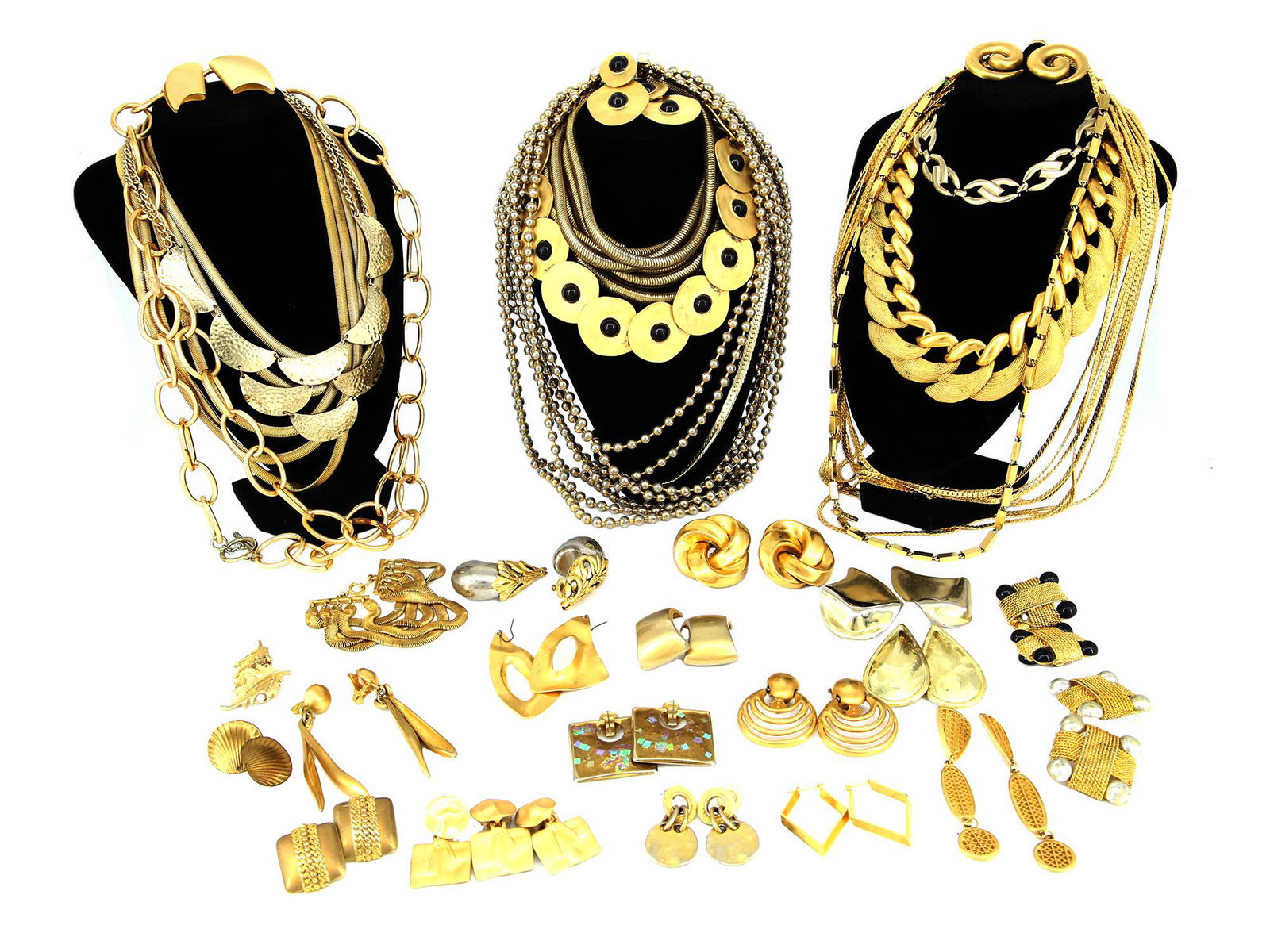 A LOT OF VINTAGE GOLD TONE COSTUME JEWELRY (1 of 6)