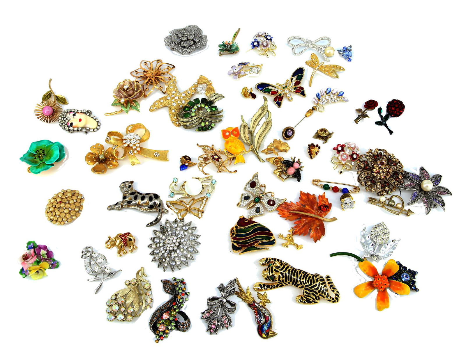 A LARGE COLLECTION OF LUXURIOUS COSTUME BROOCHES (1 of 6)