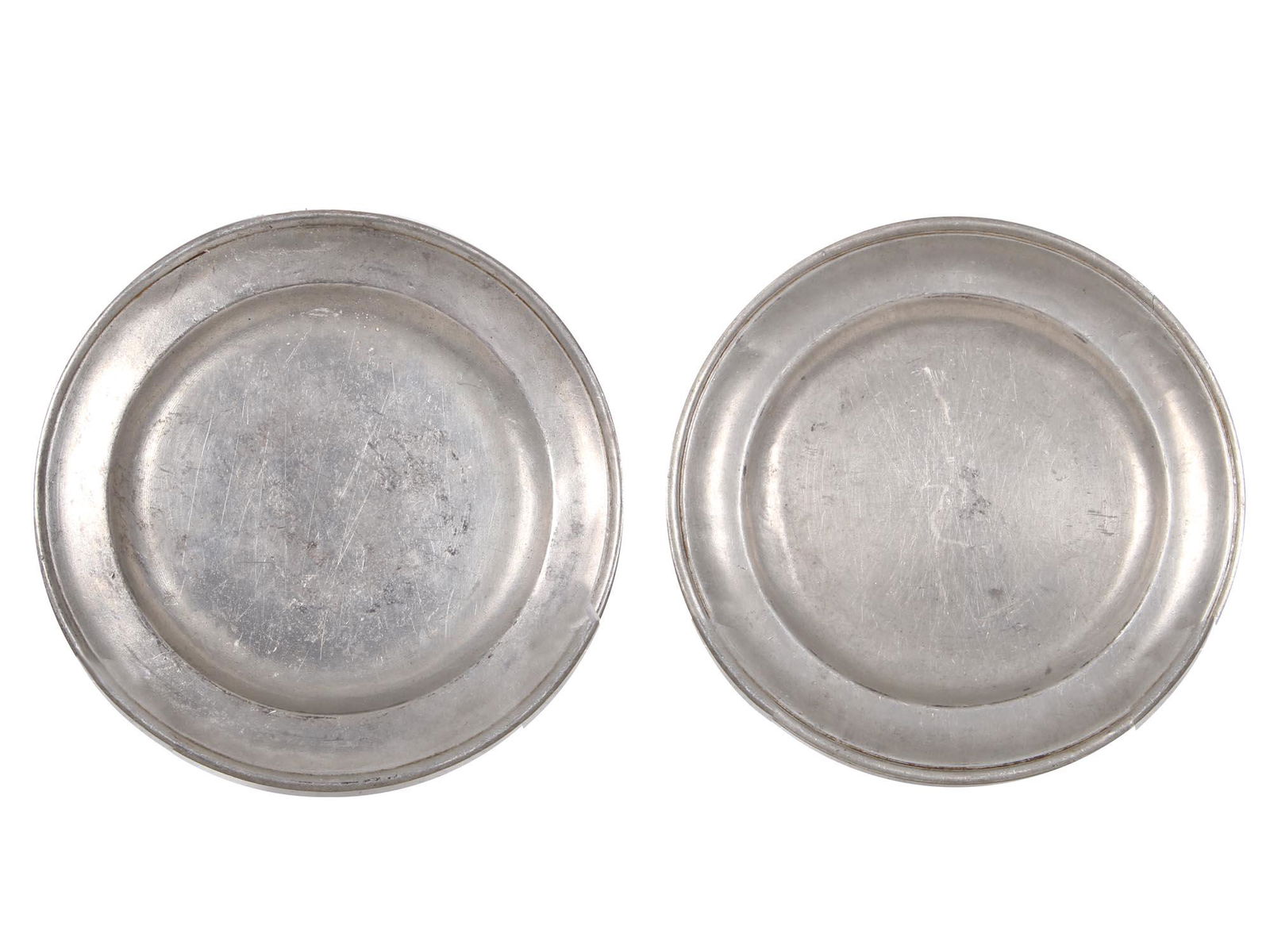 A LOT OF TWO COLONIAL NEW ENGLAND PEWTER PLATES (1 of 3)