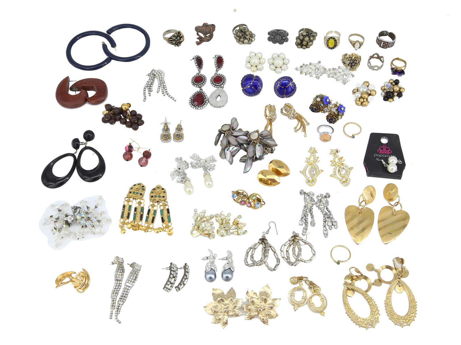 LARGE COLLECTION OF COSTUME JEWELRY EAR RINGS (1 of 8)