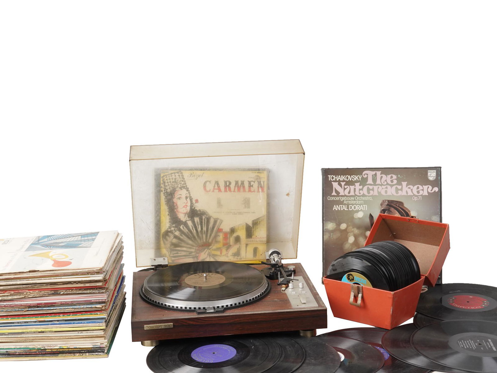 VINTAGE CONCEPT 2QD TURNTABLE AND MUSIC VINYL LPS: A large lot of LPs, mainly classical music including Tchaikovsky, Beethoven, Ravel, Strauss, and more. Also contains a box with vintage vinyls without covers and a vintage two-speed direct-drive Conce