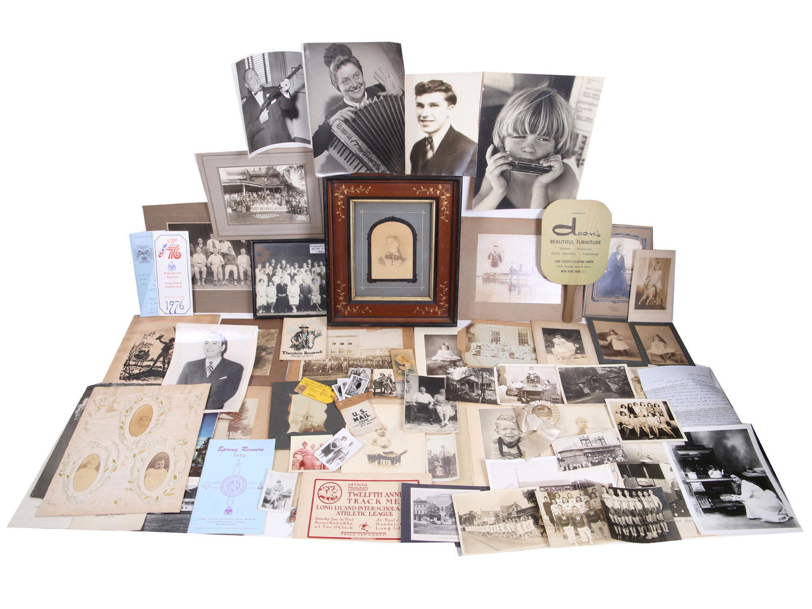 LARGE COLLECTION OF ANTIQUE AND VINTAGE PHOTO (1 of 11)