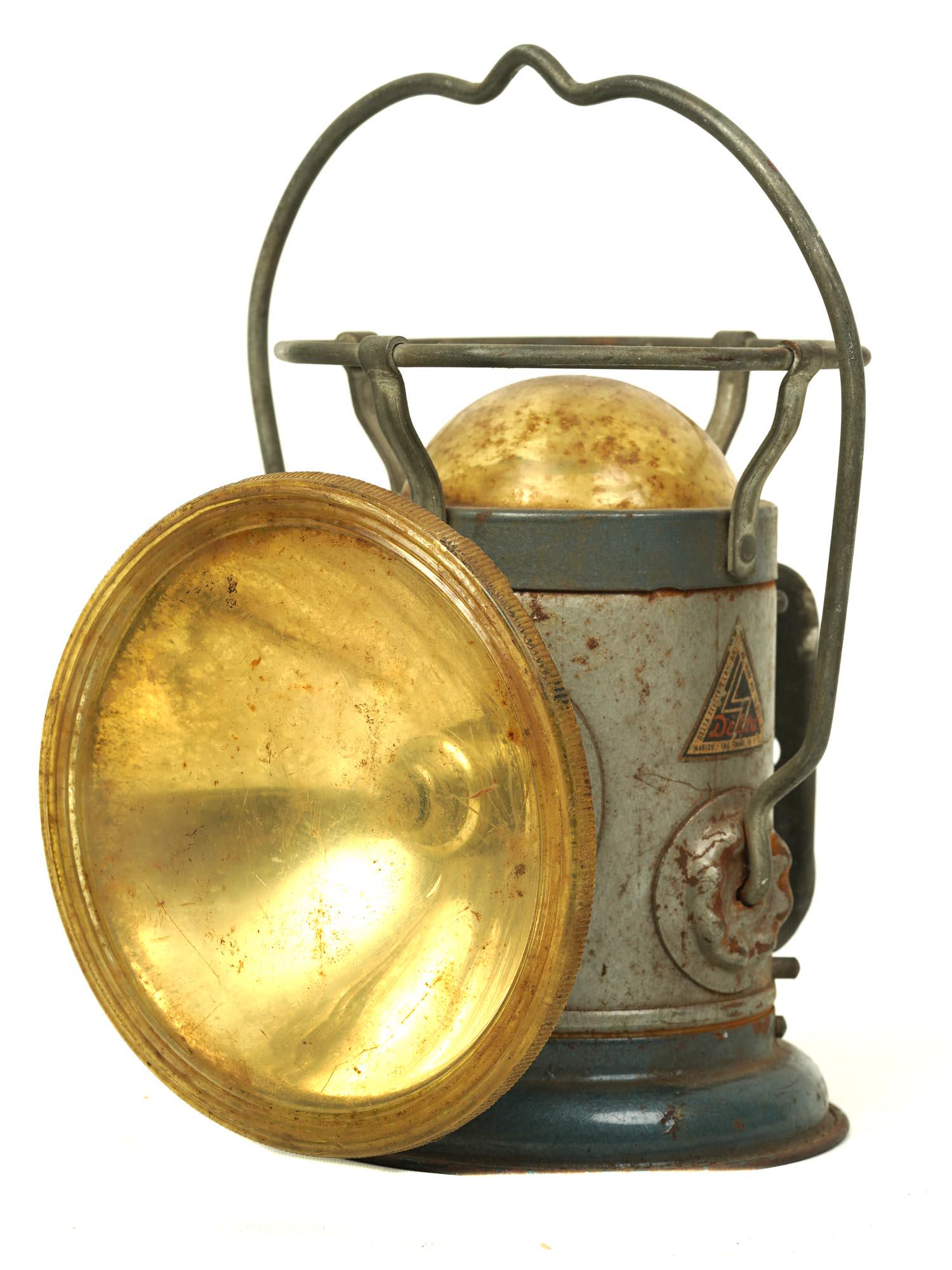 A VINTAGE DELTA POWERLITE RAILROAD TIN LANTERN (1 of 8)