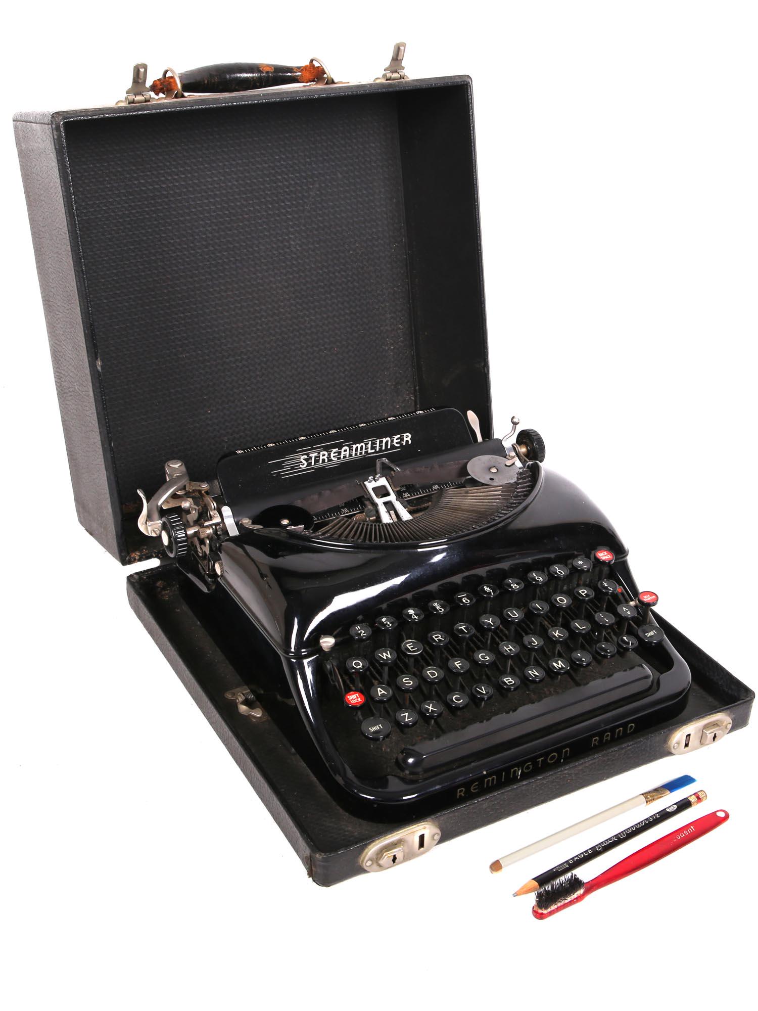 A VINTAGE REMINGTON RAND STREAMLINER TYPEWRITER (1 of 6)