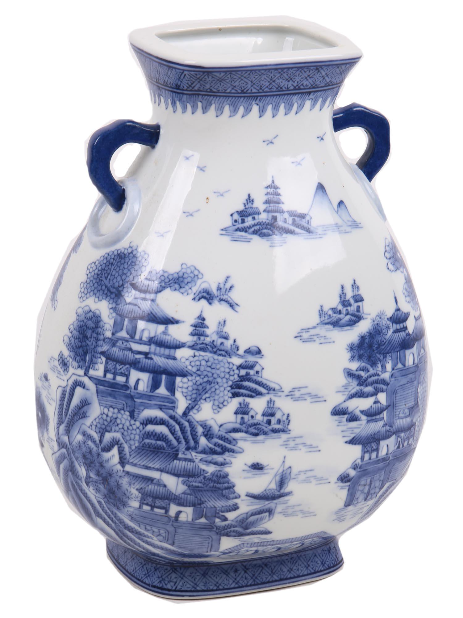 VINTAGE CHINESE BLUE AND WHITE PORCELAIN VASE (1 of 7)