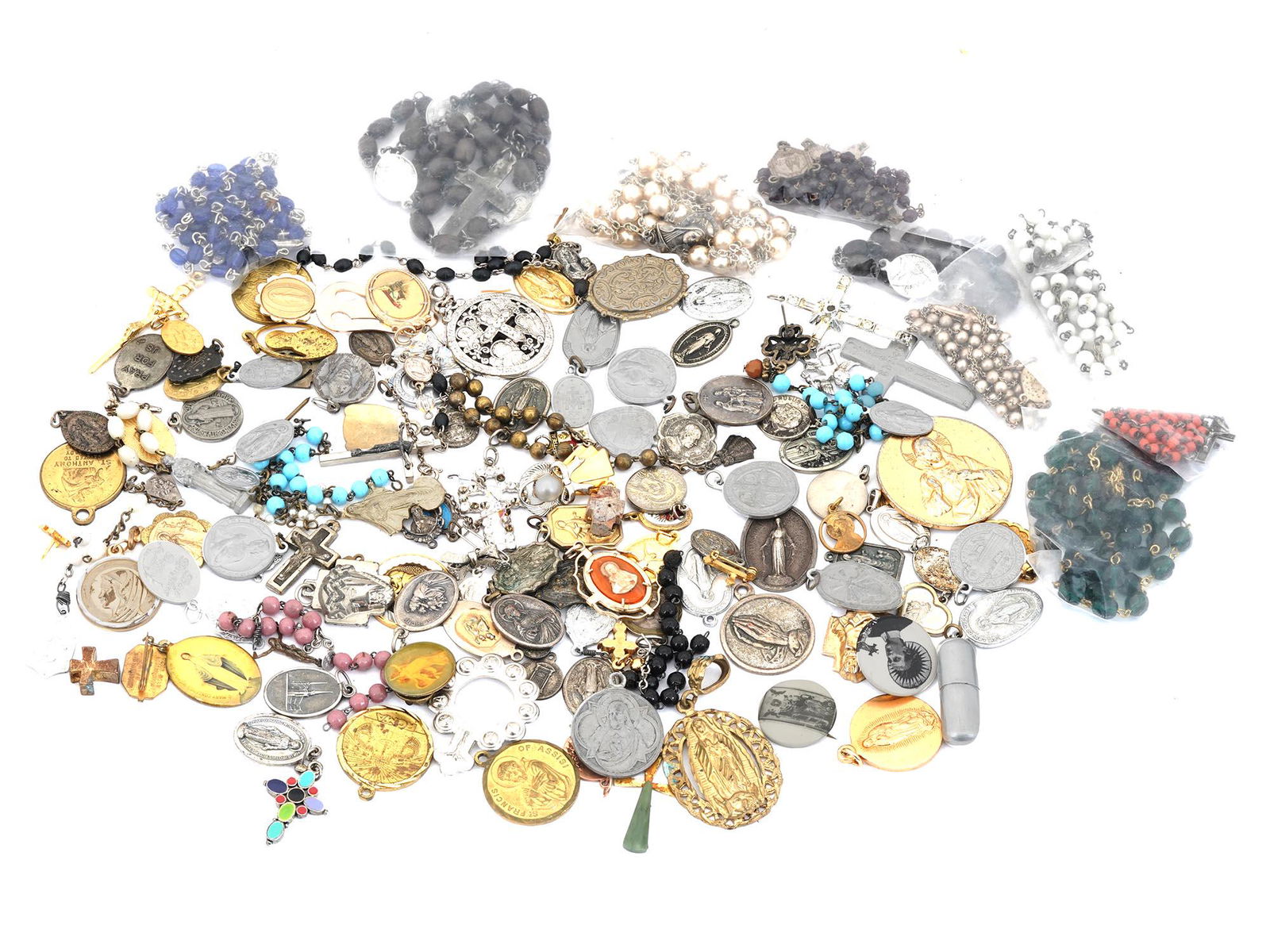 LOT OF VINTAGE RELIGIOUS CATHOLIC ITEMS AND BEADS (1 of 7)