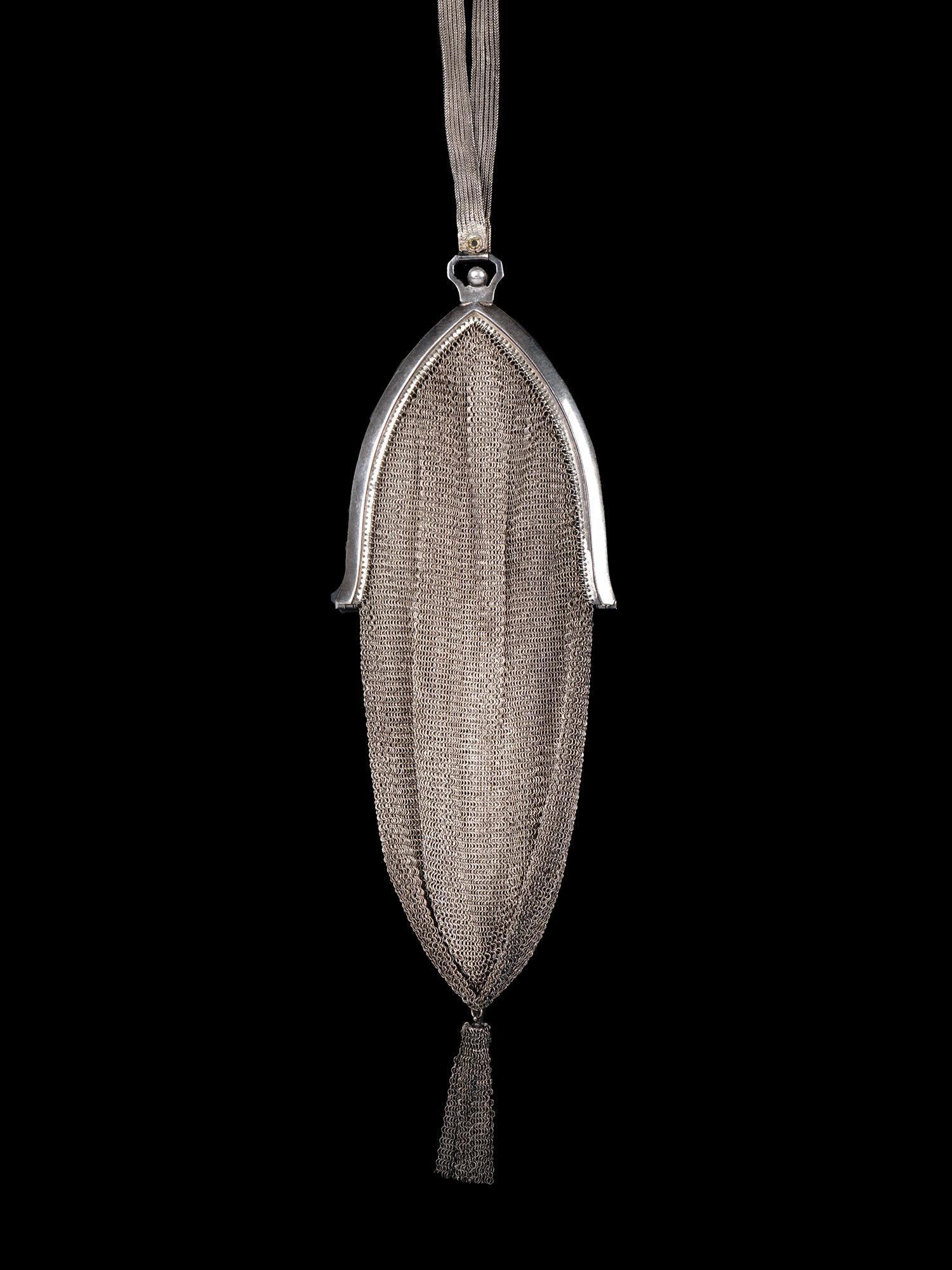 ANTIQUE AMERICAN STERLING SILVER MESH COIN PURSE (1 of 4)