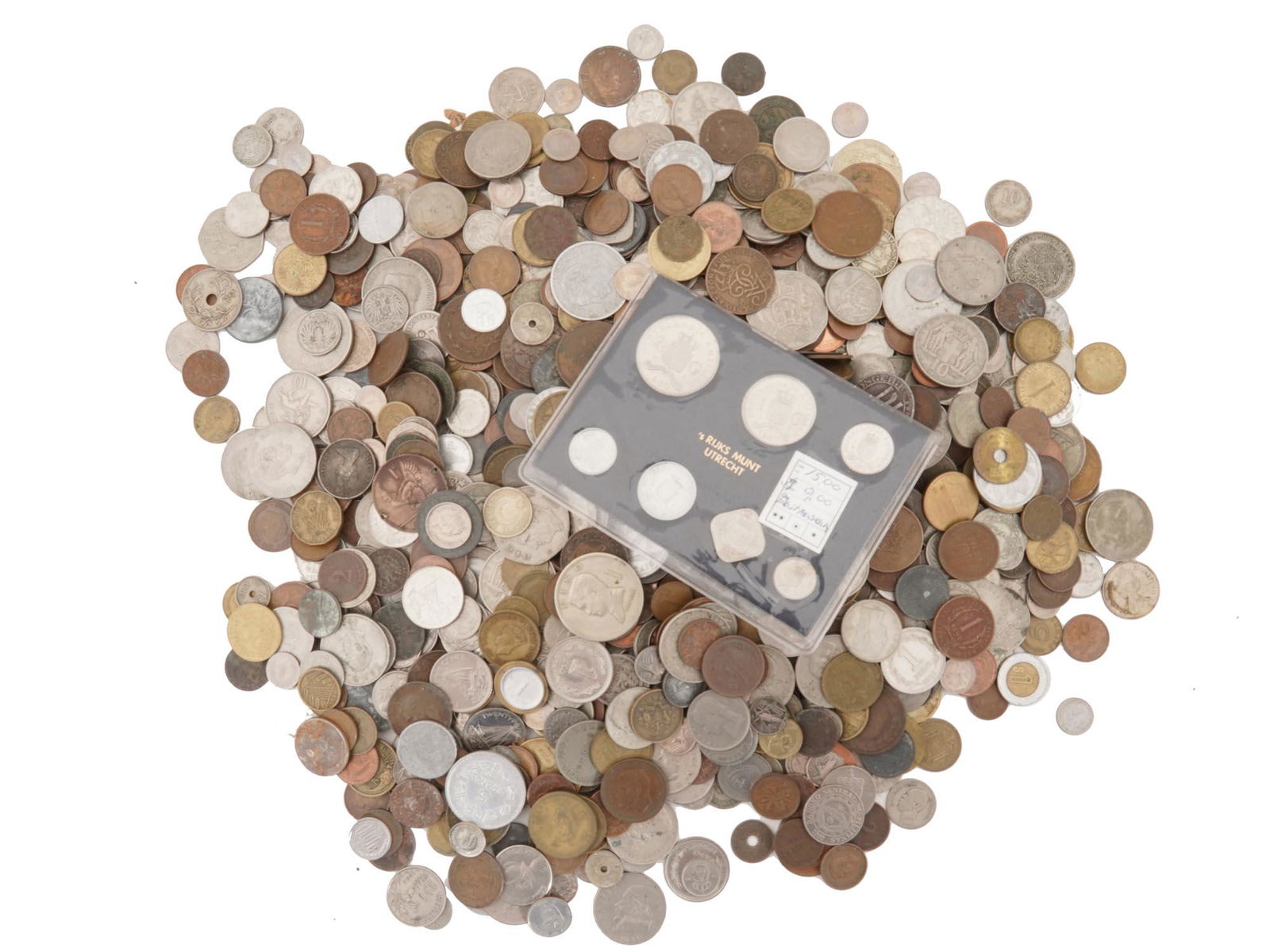 LARGE COLLECTION OF ASSORTED WORLDWIDE COINS (1 of 5)