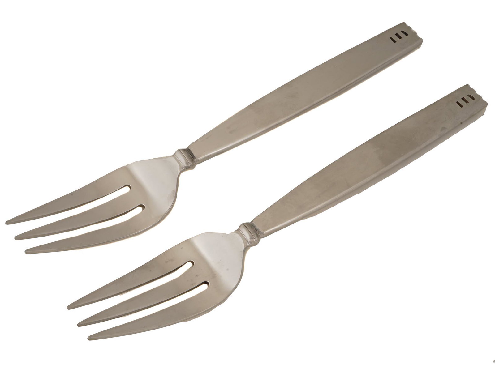 TWO LISA JENKS ZIG ZAG LUNT STAINLESS STEEL FORKS: A pair of Lunt stainless steel serving forks, the zig zag pattern. Designed by Lisa Jenks. Marked. Made in Korea. Modern Kitchenware and Flatware For Collectors. Dimensions: L: 9 3/4 in. All measureme
