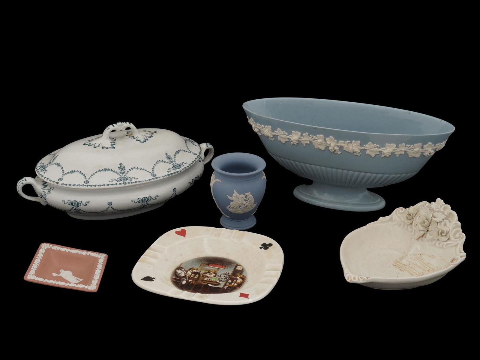 GRIMWADES WEDGWOOD PORCELAIN SERVEWARE AND DECOR: A lot of vintage porcelain tableware and decor. A total of six items. A large white handled serving dish with a lid, decorated with transfer-printed ornaments, 1930s, hallmark Myrtle, Grimwades, Stoke