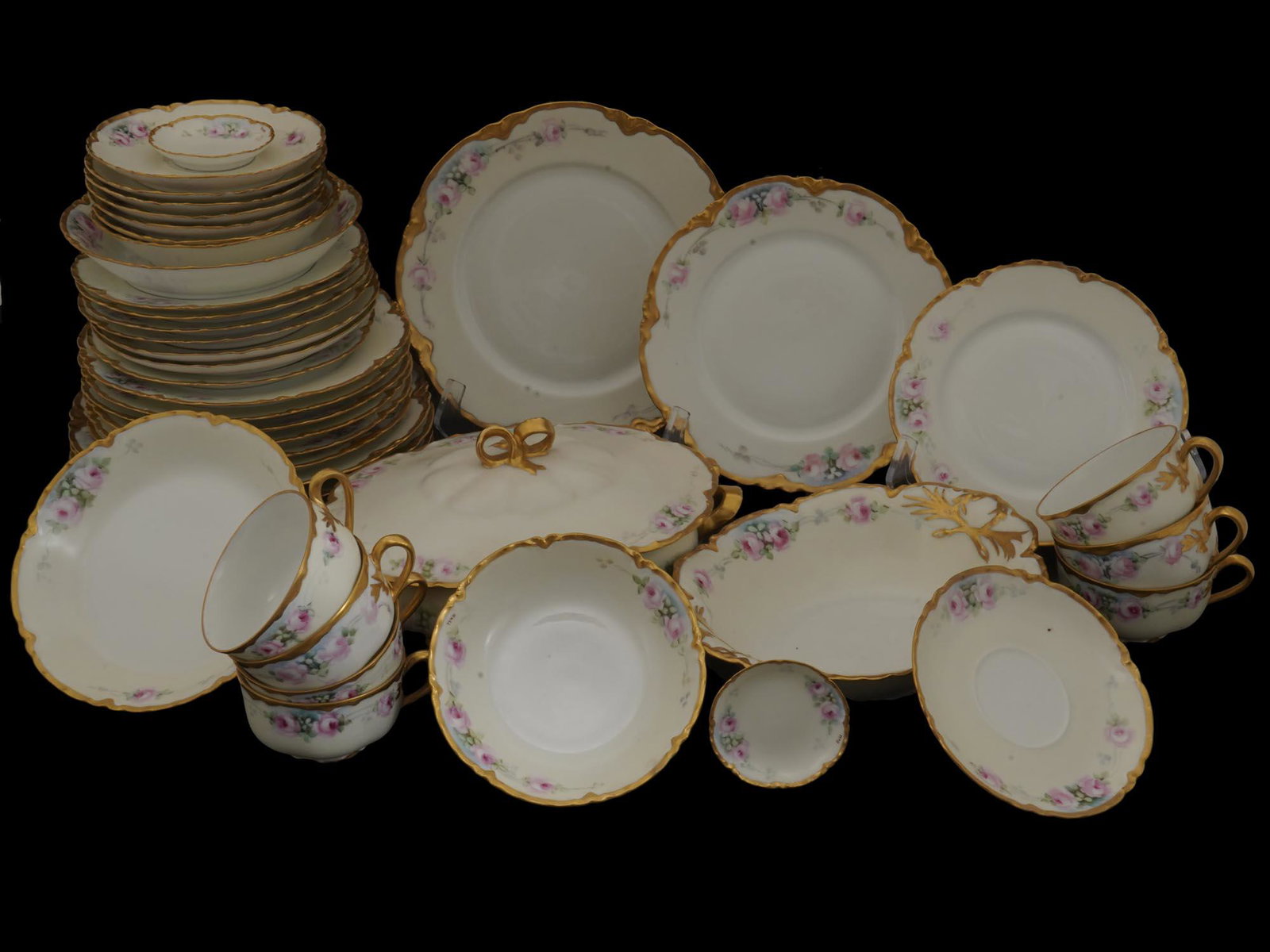 ANTIQUE HAVILAND PORCELAIN TABLEWARE SET, 45 PCS: An antique early 20th-century porcelain tableware set by Haviland, a French manufacture founded in 1842 in Limoges by David Haviland. A total of items, including a lidded serving dish, an oval bowl, s