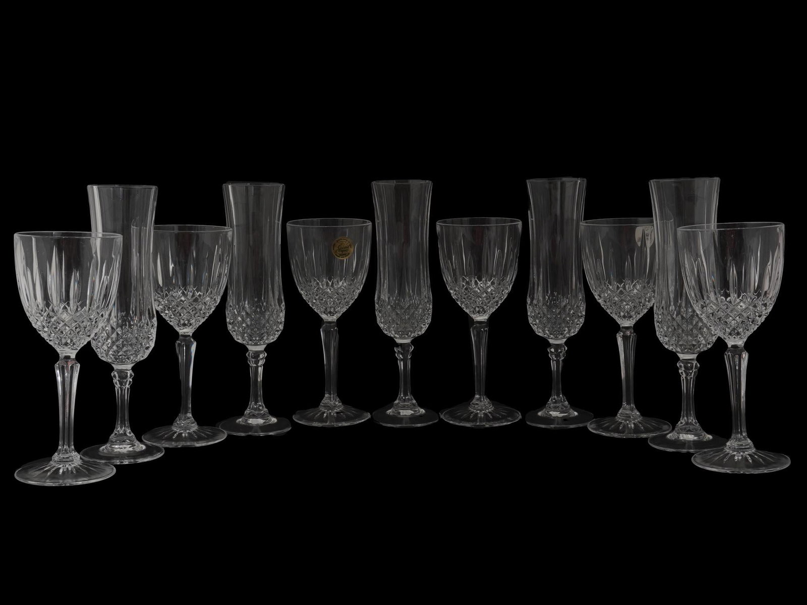 CRISTAL D'ARQUES CUT CRYSTAL WINE GLASSES, 11 PCS: A lot of vintage cut glassware. A total of 11 items including five champagne glasses and six wineglasses. The wineglasses have a label on the side, Garanti Plus de 24 Pour Cent PbO, Cristal d'Arques F
