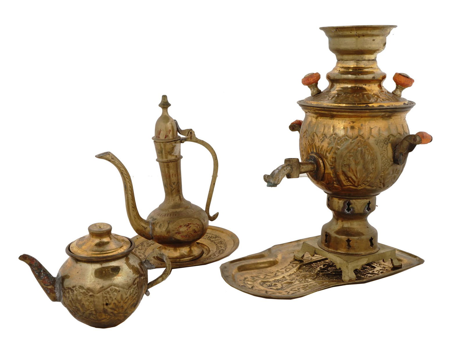 RUSSIAN CHASED BRASS SAMOVAR, TEAPOTS WITH STANDS: A lot of vintage brass serveware with chased ornamental decorations. A total of five items, including a Russian samovar, an Indian or Arabic lidded coffee pot with a narrow neck, a rounded tea pot, an
