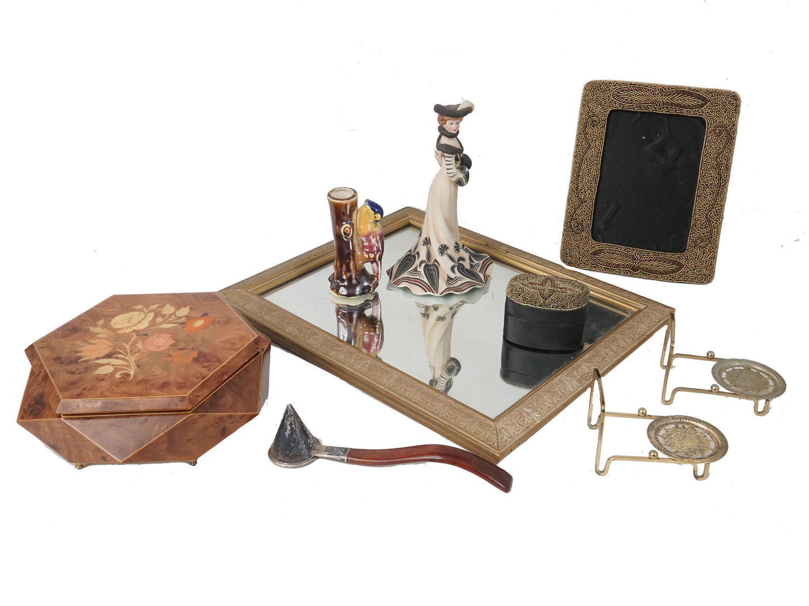 GROUP OF ANTIQUE AND VINTAGE DECORATIVE ITEMS: The lot includes a mid century wooden jewelry music box with inlaid floral decoration on the lid, made in Italy, with Thorens movement made in Switzerland plays the sound of music classical tune Edelw