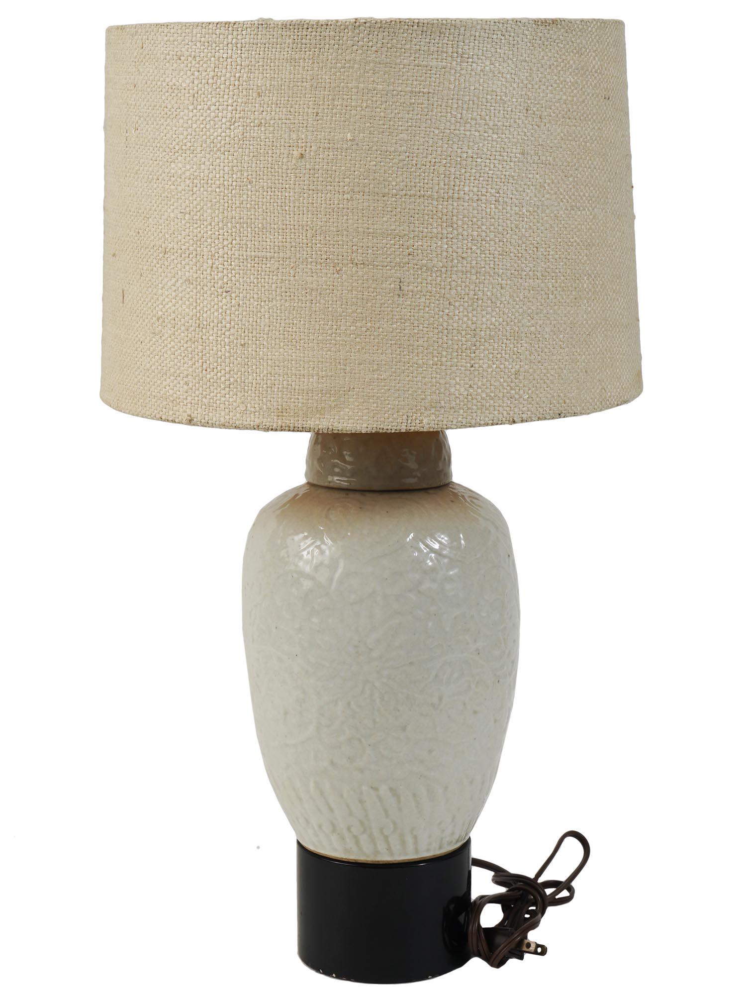 BILLY GANES GLAZED CERAMIC TABLE LAMP WITH SHADE (1 of 4)