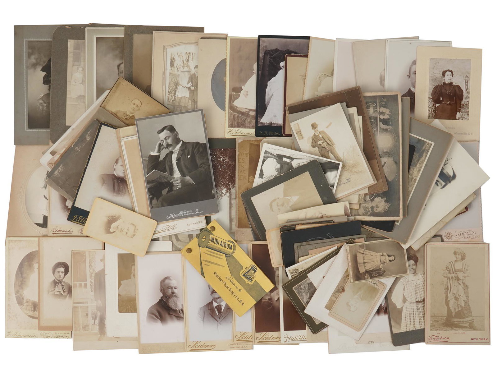 LOT OF ANTIQUE AMERICAN CABINET CARD PHOTOGRAPHS (1 of 5)