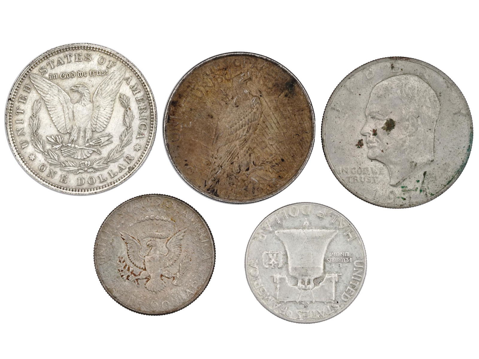 COLLECTION OF VARIOUS AMERICAN DOLLAR SILVER COIN: A collection of five various American coins. The collection includes a 1885 Morgan Silver Dollar; a 1922 Peace Dollar with a relief image of the Liberty Head, on the reverse, and an image of an Eagle