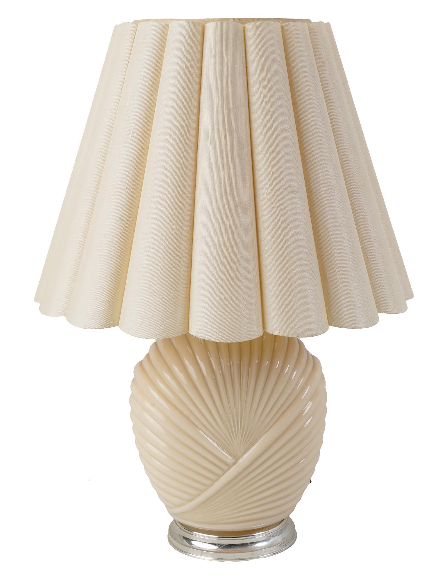 VINTAGE BEIGE SHELL TABLE LAMP MID CENTURY STYLE (1 of 5)