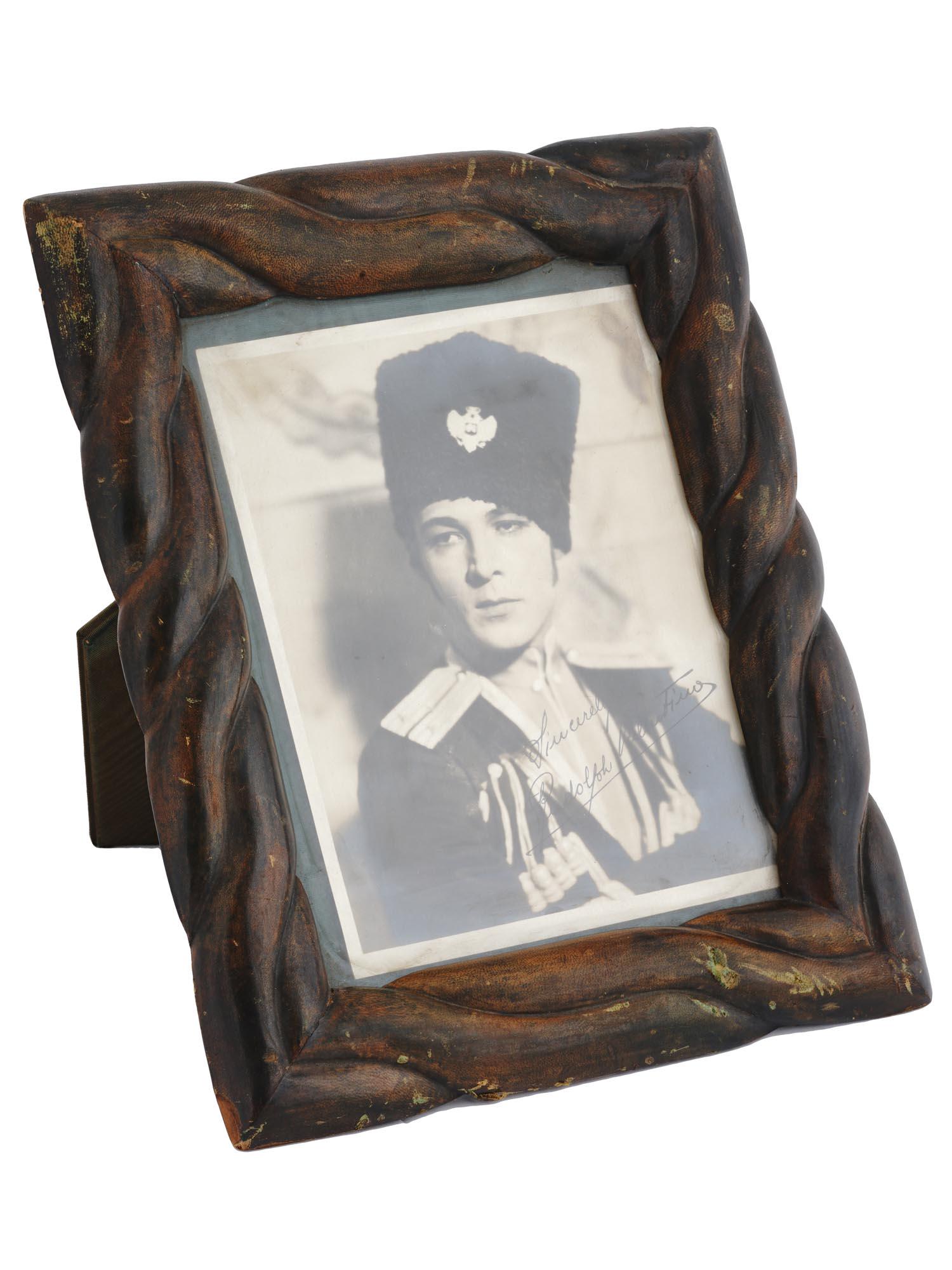 1925 AMERICAN PHOTO OF RUDOLPH VALENTINO SIGNED (1 of 5)