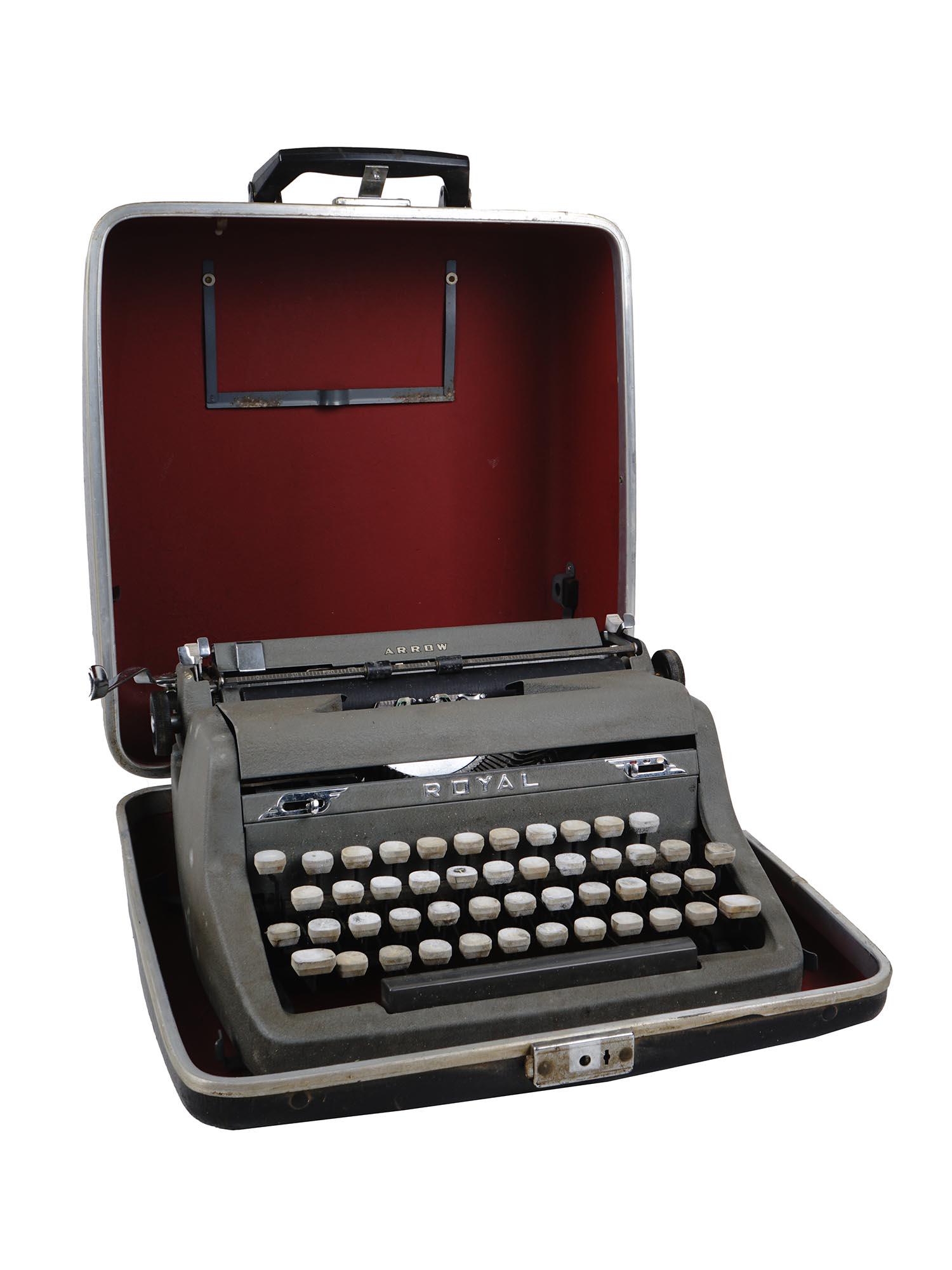VINTAGE ROYAL ARROW PORTABLE TYPEWRITER WITH CASE (1 of 11)