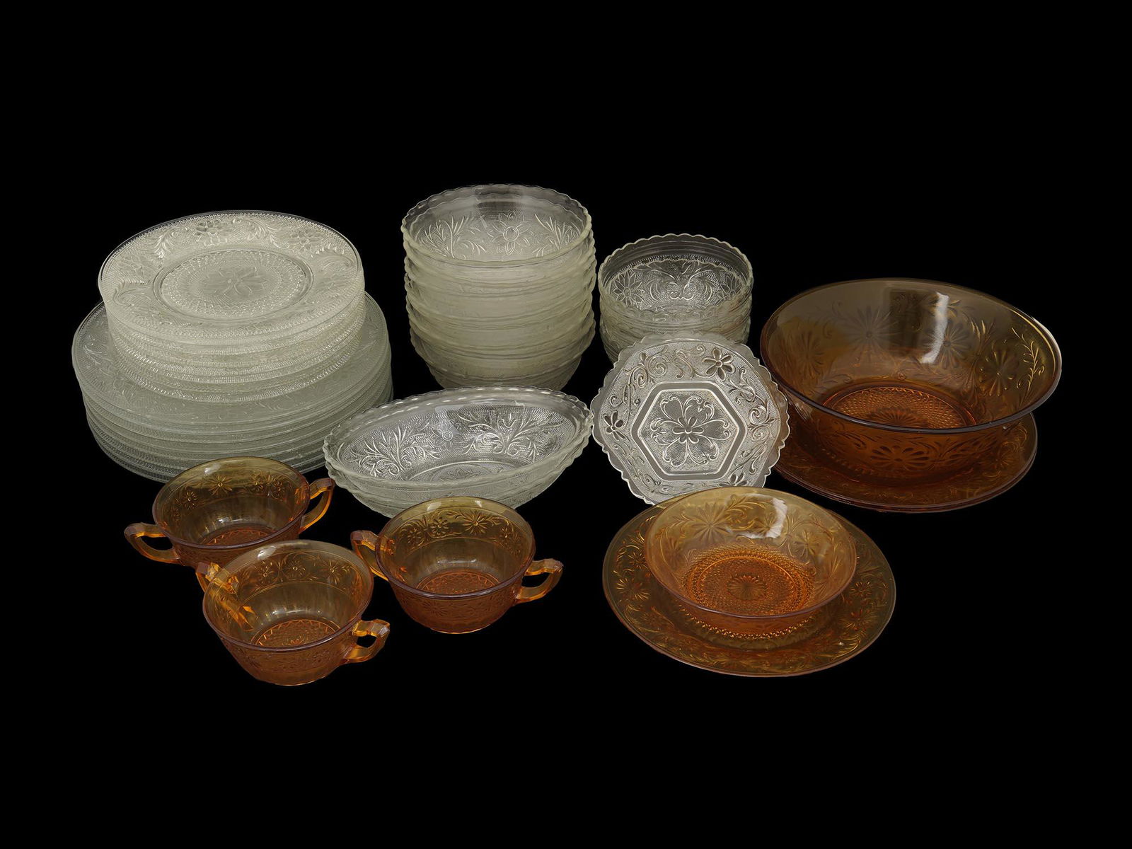 TIARA INDIANA PRESSED GLASSWARE PLATES & SAUCERS (1 of 12)