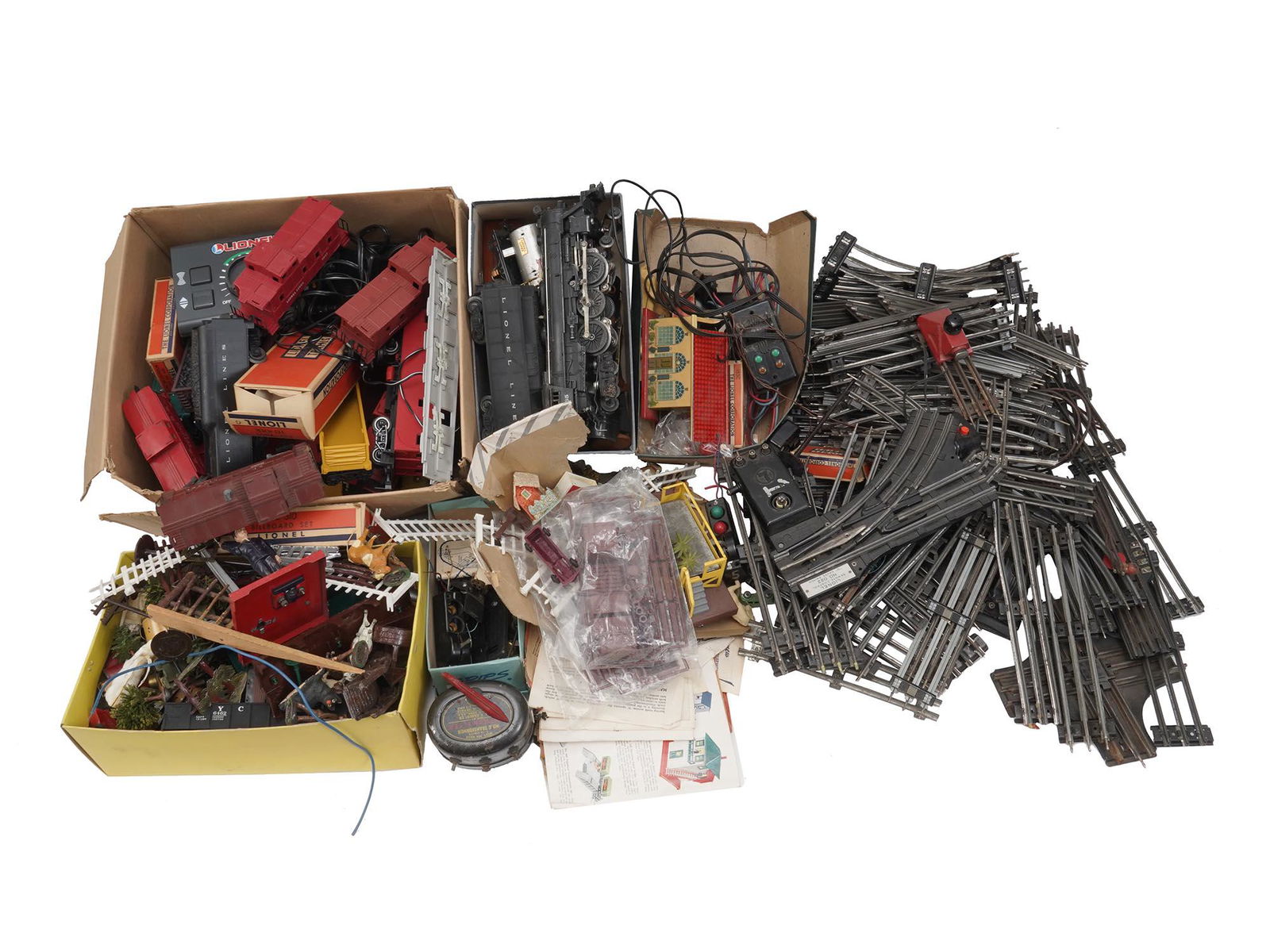 LIONEL ELECTRIC TOY TRAIN CARS RAILROAD & MANUALS (1 of 9)