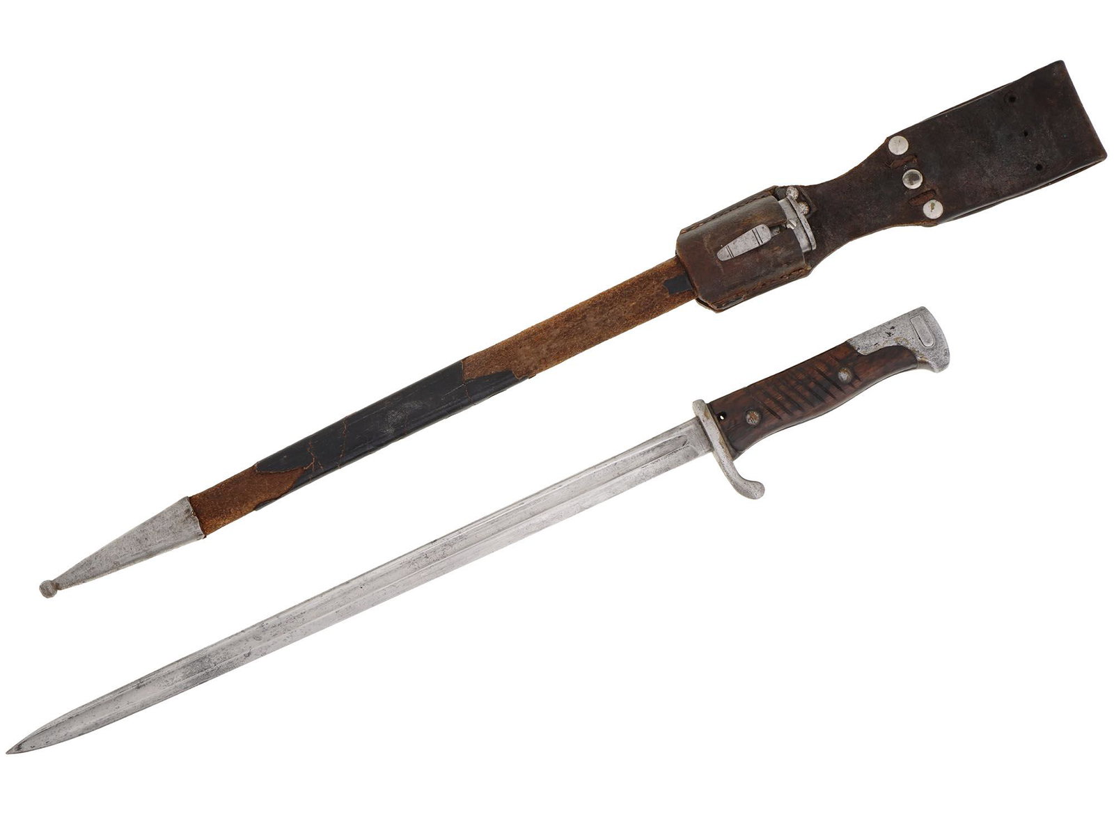 ANTIQUE WWI GERMAN IMPERIAL BAYONET WITH SCABBARD: An antique WWI German Imperial M1898 bayonet for the Mauser rifle which was the principal arm of the German army fearing an edged blade with a central fuller, stamped Simpson and Co. Suhl to the ricas