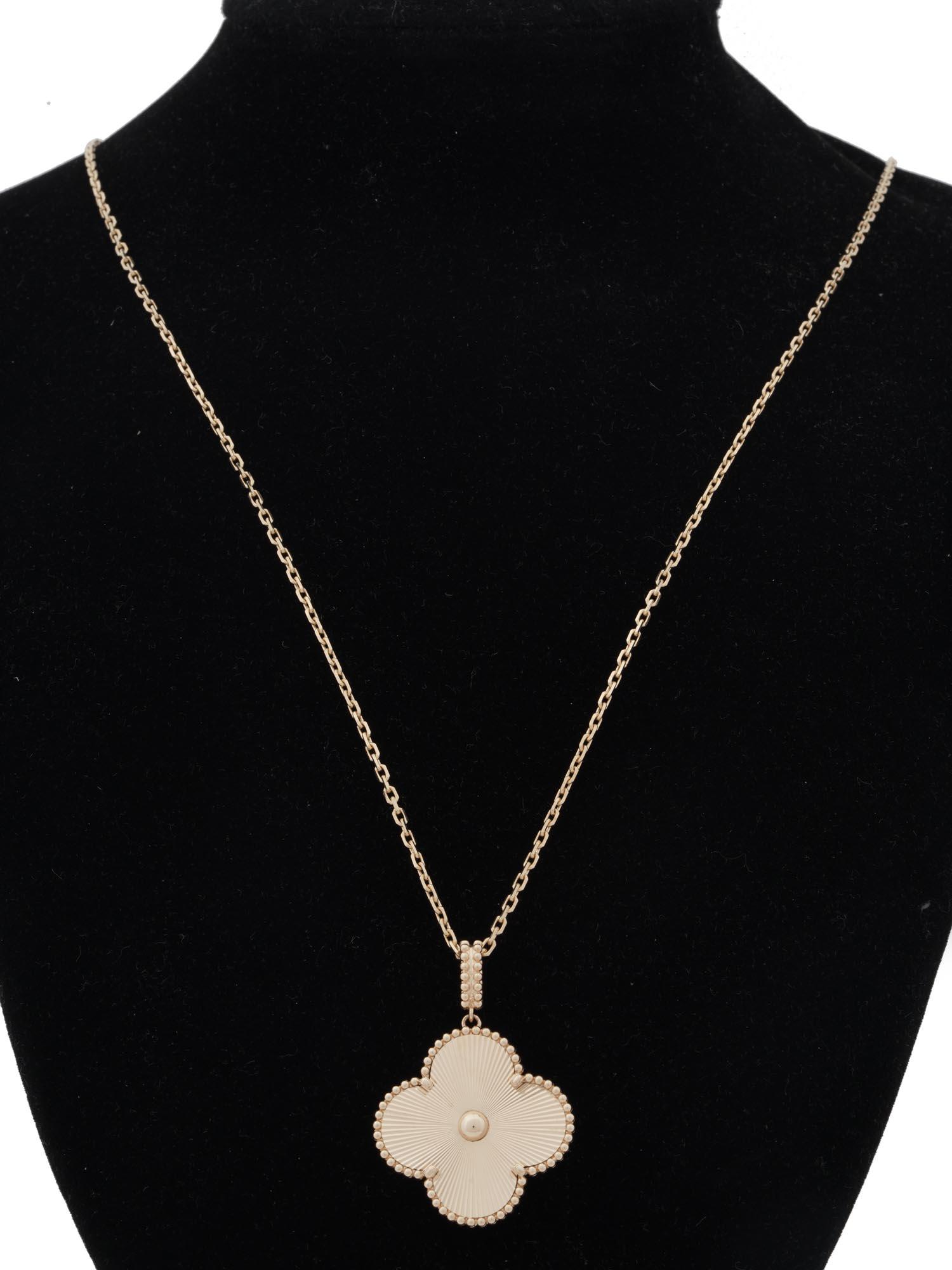 VAN CLEEF MAGIC ALHAMBRA 18K GOLD LONG NECKLACE (1 of 11)