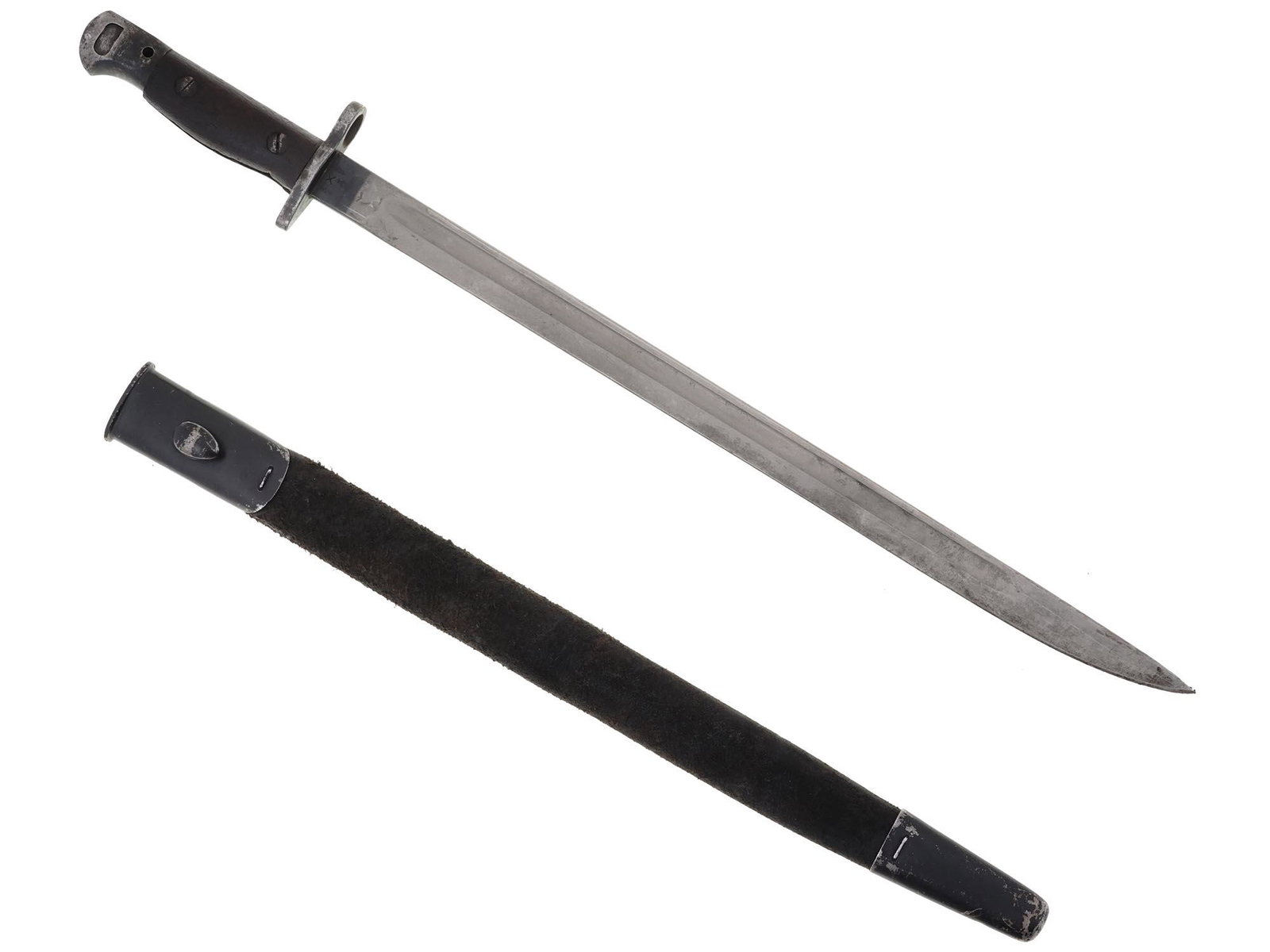 WWI BRITISH ENFIELD RIFLE 1907 PATTERN BAYONET: A WWI British Enfield rifle 1907 pattern bayonet featuring a long steel blade which shows the blood groove to the center of each side of the blade and marked Sanderson and dated 1907 to the ricasso. A