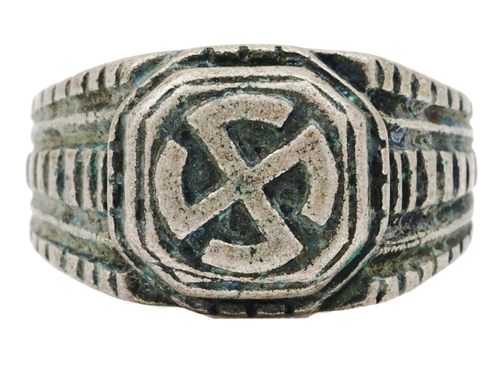 WWII GERMAN WAFFEN SS PANZER WIKING SILVER RING: A WWII Nazi German Third Reich 5th SS Panzer Division Wiking Silver ring. The ring is adorned with an engraved ribbed design, a green patina, and an engraved 5th SS division insignia in the center. Ma