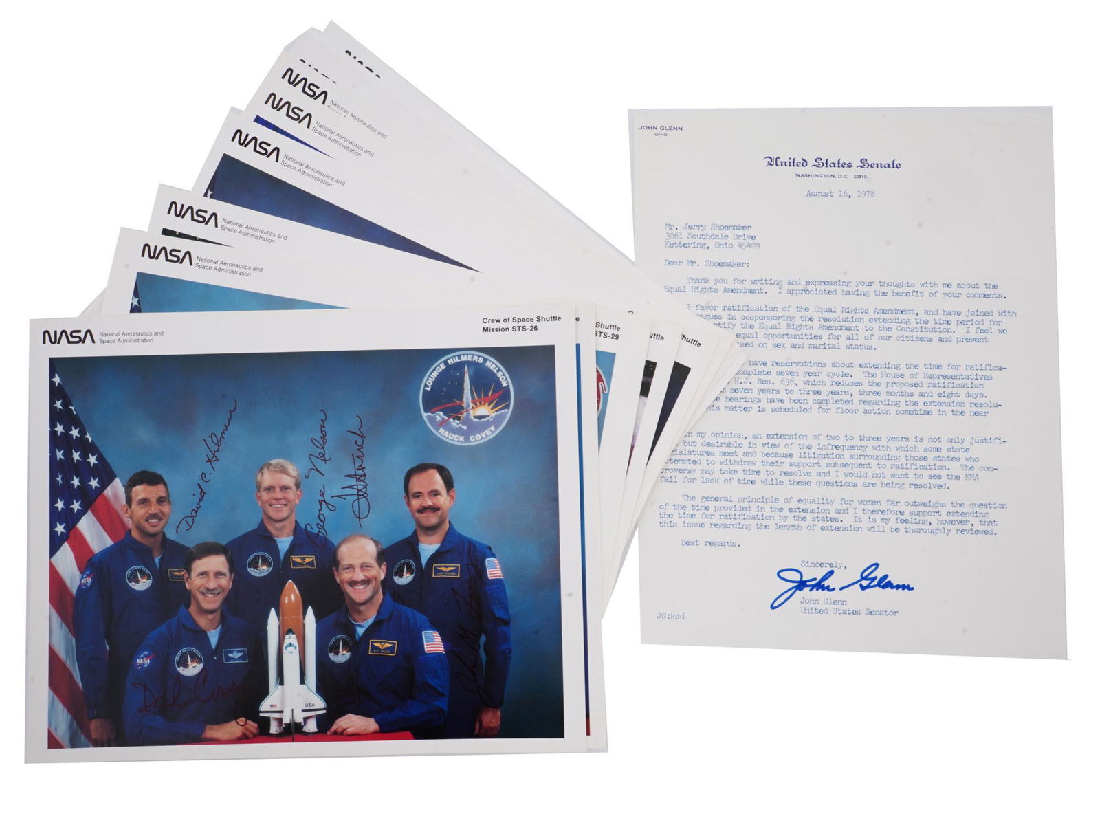 16 SPACE DOCUMENT AND PHOTOS AUTOGRAPHED BY SHUTTLES CREWS (1 of 7)