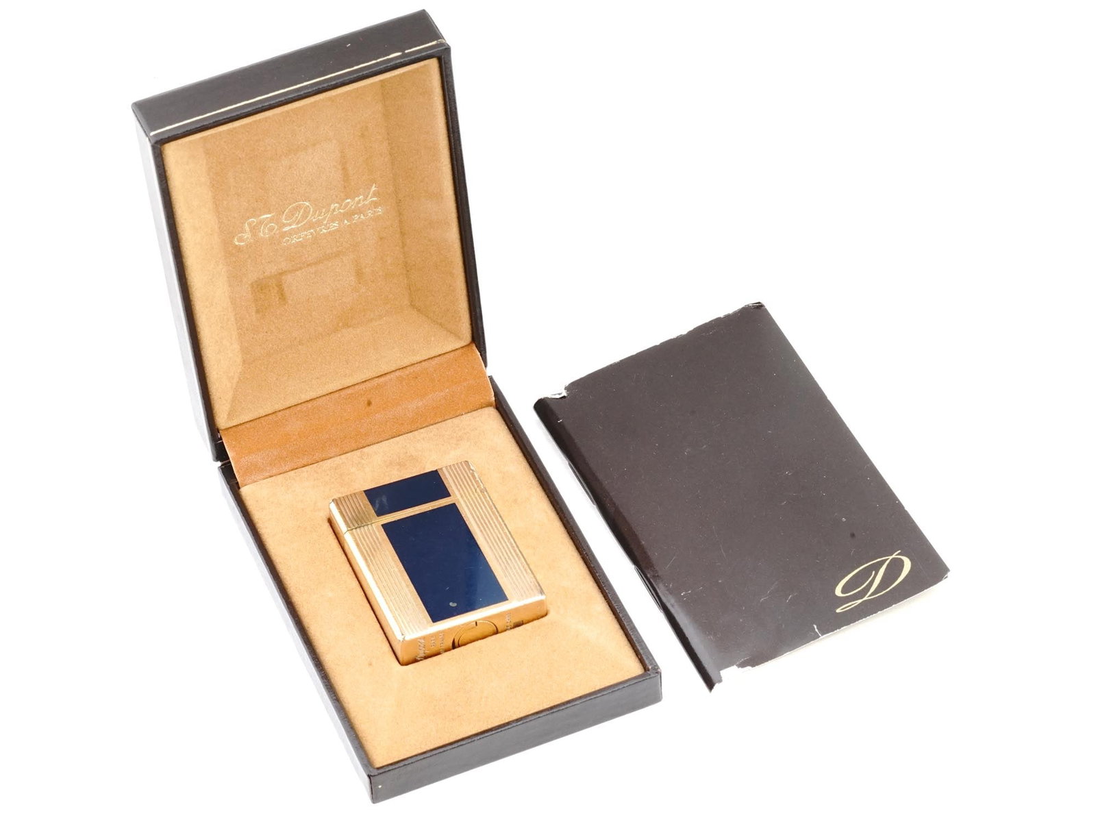 VTG FRENCH DUPONT GILT BLACK LAQUE DE CHINE LIGHTER: A vintage French Dupont Art Deco gold plated black laque de Chine lighter. The gold plated finish adds an opulent touch, highlighting the lighters elegance and sophistication. The use of laque de Chin
