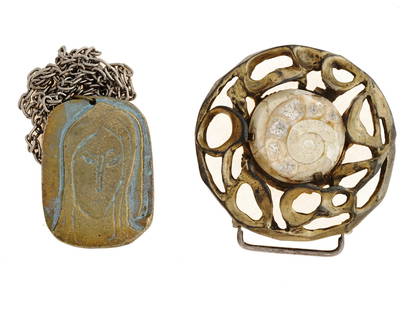 VINTAGE FOSSIL BROOCH AND NECKLACE WITH HUMAN PROFILES: A vintage set includes a charming fossil brooch set in round brass fittings and a vintage necklace featuring a pendant adorned with engraved human profiles. The brooch showcases the timeless beauty of