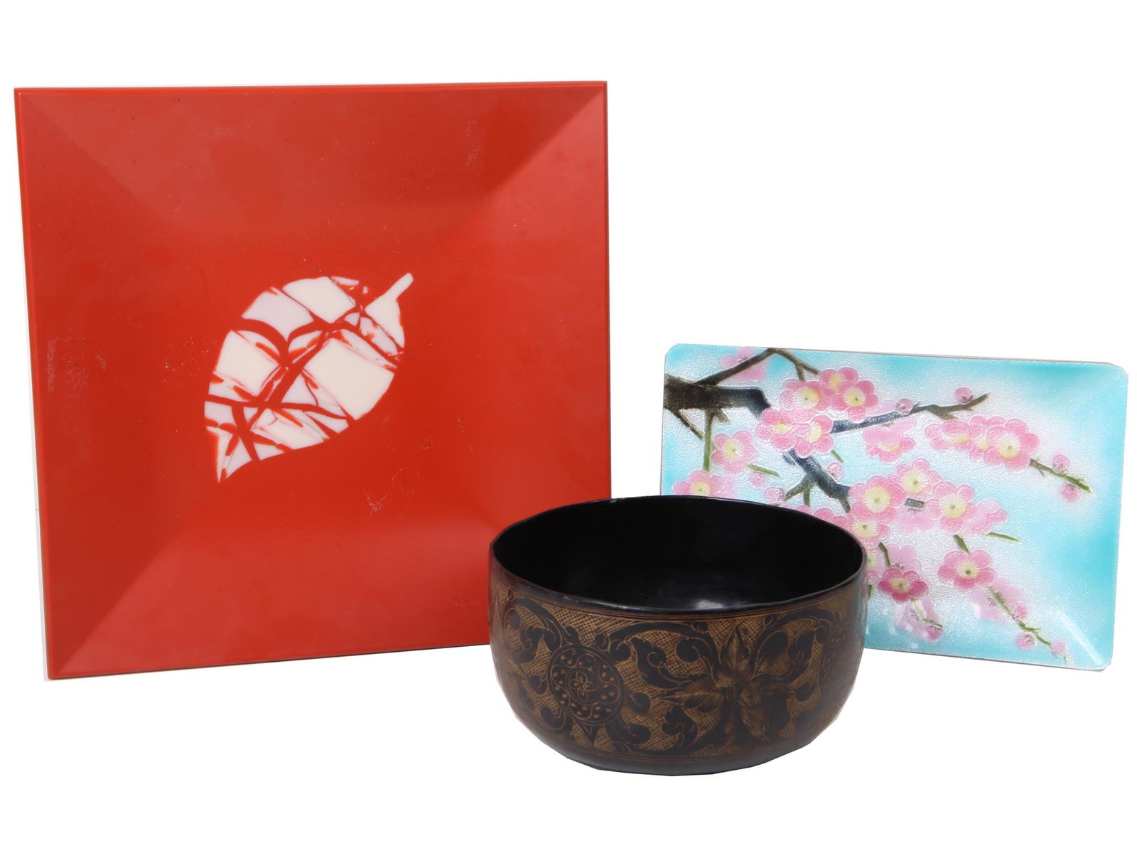 TABLEWARE ITEMS, DECORATIVE PLATES AND A BOWL: A collection of vintage tableware items. Includes a lacquered mango wood bowl decorated with a hand etched floral pattern on the surface, most likely made in Thailand, a Minimalist style square red pl