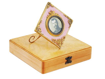 RUSSIAN GILT SILVER ENAMEL PEARLS PICTURE FRAME IOB: A fine quality Russian silver gilt picture frame, of a diamond form, the surface is covered with pink guilloche enamel and decorated with gilt silver mounts depicting scrolled foliage motifs. The roun