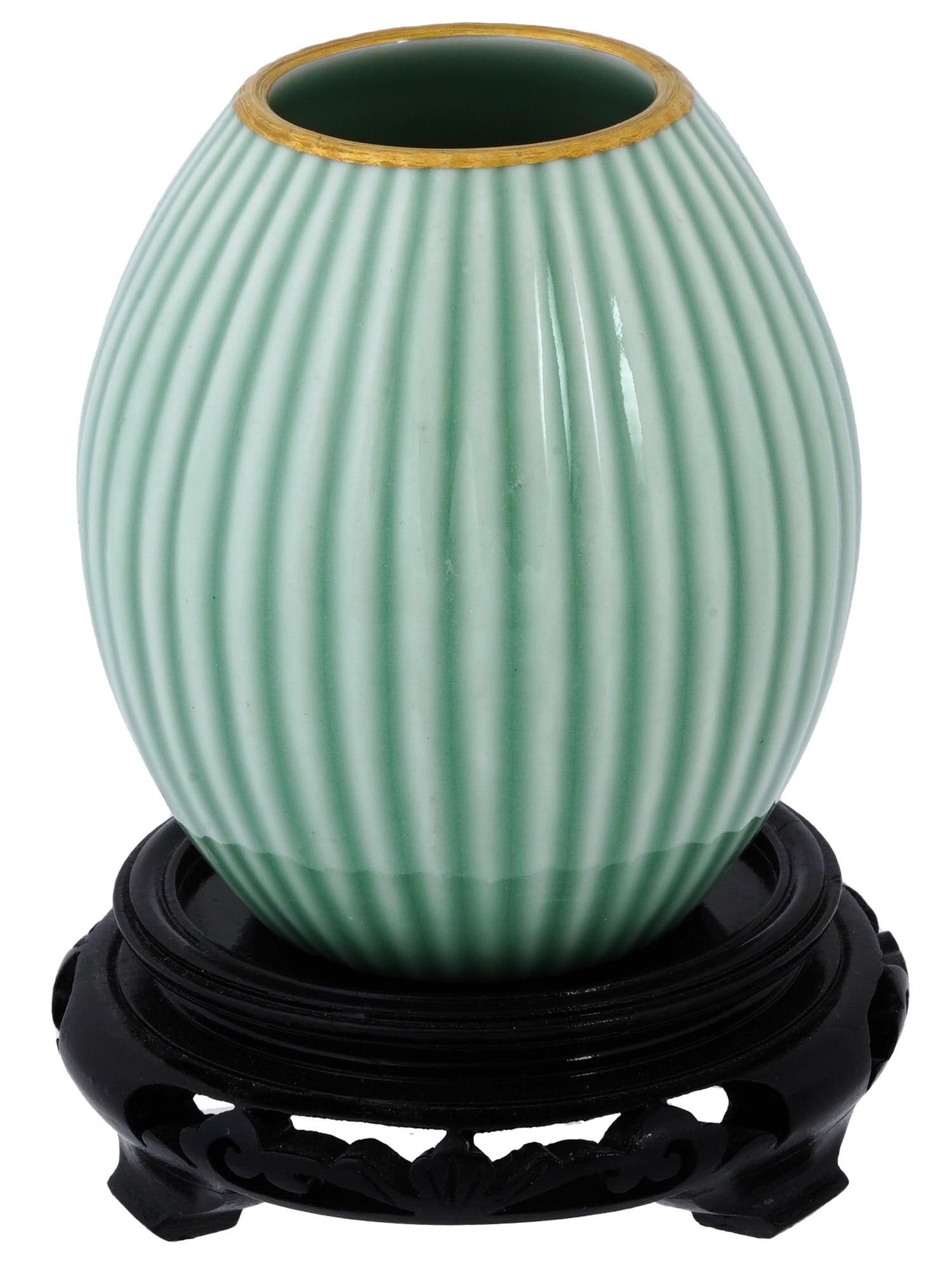ANTIQUE CHINESE QING DYNASTY FLUTED PORCELAIN VASE: An antique Chinese Qing Dynasty porcelain vase featuring a splendid example of traditional Chinese craftsmanship. Its fluted design adds a sense of elegance and intricacy to the piece. The use of gilt
